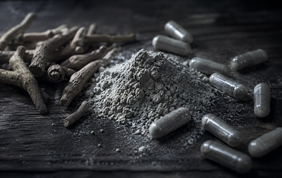 peatingmarius's tweet photo. Wie man sich in einen emotionalen Zombie verwandelt? Ganz einfach: Ashwagandha schlucken, als seien es Minzbonbons. 💀

Als Stresskiller vermarktet, kann’s zum Albtraum werden. Auf TikTok explodieren die Warnungen vor der "Superwurzel", Ärzte fragen mittlerweile gezielt danach.

Warum der Hype gefährlich ist:

• “Emotional Blunting”: Viele Nutzer berichten von emotionaler Taubheit — keine Freude, keine Trauer, vergleichbar mit SSRI-Nebenwirkungen

• Cortisol-Crash: Chronisch erhöhtes Cortisol ist schlecht, wissen wir ja bereits 🤫 aber zu niedriges führt zu Apathie, Depression, Reizbarkeit. Ashwagandha reguliert nicht sanft, sondern schießt pharmakologisch übers Ziel hinaus.

• Keine Selbstregulation: O-Saft mit Salz oder Milch (Kalzium, Natrium, Laktose) arbeitet mit unserem Körper, er puffert das selbst. Ein unreguliertes Kraut/Wurzel wie Ashwagandha hebelt diese körpereigene Bremse aus.

Die verschwiegenen Organschäden:

• Schilddrüsen-Overdrive: Kann T3/T4-Produktion massiv ankurbeln, eine unbemerkte Überfunktion (Hyperthyreose/Thyreotoxikose) ist möglich!

• Leber-Toxizität: Withanolide, der Hauptwirkstoff, kann zellulären Stress in der Leber auslösen, bis hin zu akutem Leberversagen in dokumentierten Fällen!

Der große Widerspruch: 

Die Studien selbst zeigen nur eine kleine bis moderate Wirkung auf Stress und Fokus, kein Wundermittel.

Aber genau der unregulierte "moderate" Eingriff ins GABA- und Serotoninsystem reicht locker aus, um deine emotionalen Spitzen zu kappen. Keine Angst mehr, aber auch keine Freude. Eine flache Linie. 😵‍💫

Fazit: Das Risiko für Leber, Schilddrüse und Psyche steht in keinem Verhältnis zum Nutzen. Wer Cortisol senken will: Atemübungen (4-7-8, Buteyko), Orangensaft, Waldspaziergang, warme Milch mit Honig. 

->fast kostenlos, ohne Risiko, absolut sicher.