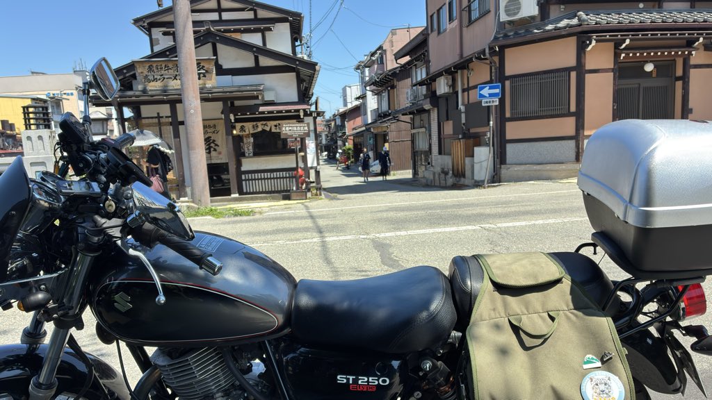 almondtt's tweet photo. 暑いから朝7時頃に出かけて　飛騨高山市へ😃
陣屋前の朝市は、道からだと白いテントしか見えへん。😂
 #st250e
 #飛騨高山 https://t.co/XfzImdTsDq