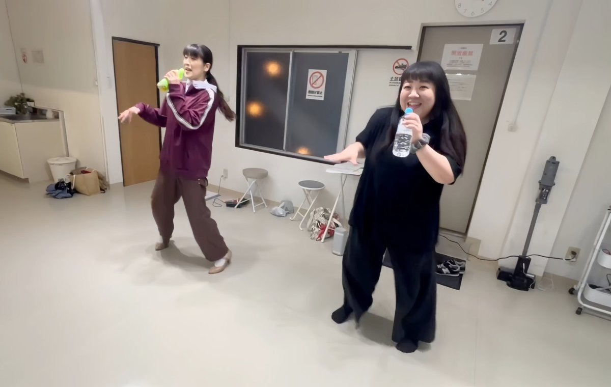 mayumi_ohno's tweet photo. ワタシニC班の稽古でした！

やっぱり芝居って面白いなぁ 
ずっと面白いと思ってるから、ずっと続けていられるんだろうな😁

演じることは自分を知ることなのだなと
改めて思ったりなどしました

1ヶ月切りましたよ！
🎫予約は済んでますかー！
https://t.co/JoSCyvaetW

 #ワタシニ 
 #アワリト https://t.co/xklp2AcawJ