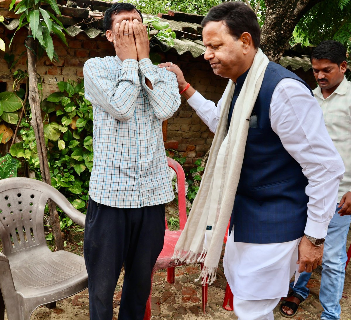 mppchaudhary's tweet photo. प्रत्येक कार्यकर्ता का दु:ख मेरा दु:ख है...

महराजगंज में सेक्टर प्रमुख व भाजपा कार्यकर्ता राजू विश्वकर्मा जी के सुपुत्र के निधन पर उनके विजयपुर (बागापार) स्थित आवास पहुंचकर शोक संवेदना व्यक्त की एवं परिजनों को ढांढस बंधाया। 

ईश्वर से प्रार्थना है कि दिवंगत आत्मा को अपने श्रीचरणों में स्थान दें।
#OmShanti