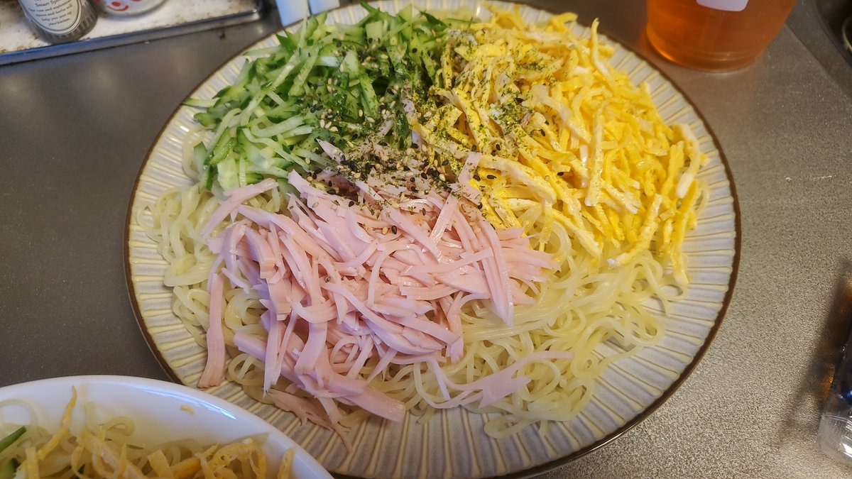 FKB69's tweet photo. 冷凍のシーフードミックスがあったから夜飯はお好み焼きにしようと思いスギ薬局に行ったがキャベツがなかったので本日も飽き始めた冷やし中華です
錦糸玉子マジで上手にできた気がするわ https://t.co/DFncLhgzDs