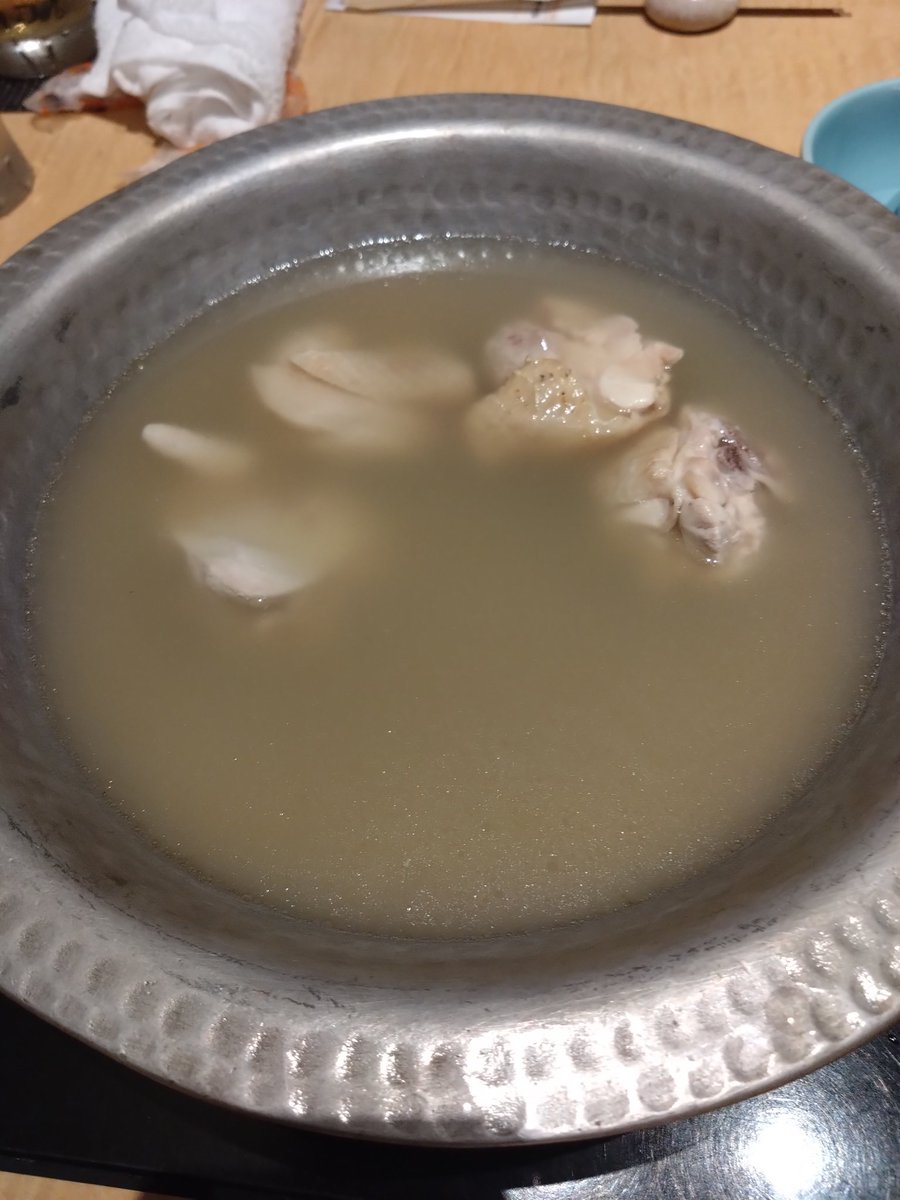 dice_DX10's tweet photo. 煮てる最中の水炊きはあまり映える姿をしていない。
なんか魚を揚げたやつとか酢モツとかも食べましたよ https://t.co/ssXUq1Wwb6