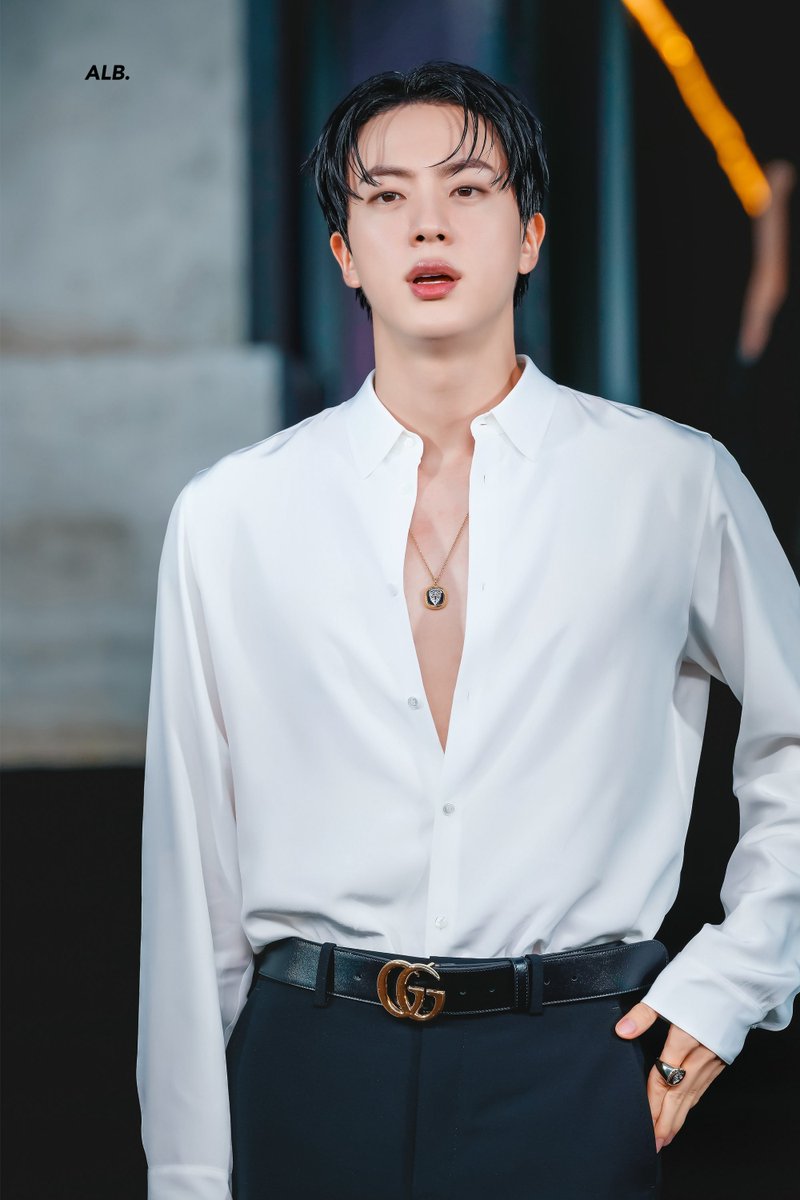 cheer_up_jin's tweet photo. 단추 세개는 사랑이야(상체보수남)

#방탄소년단진 #JIN @BTS_twt https://t.co/XGa8jX3o8K