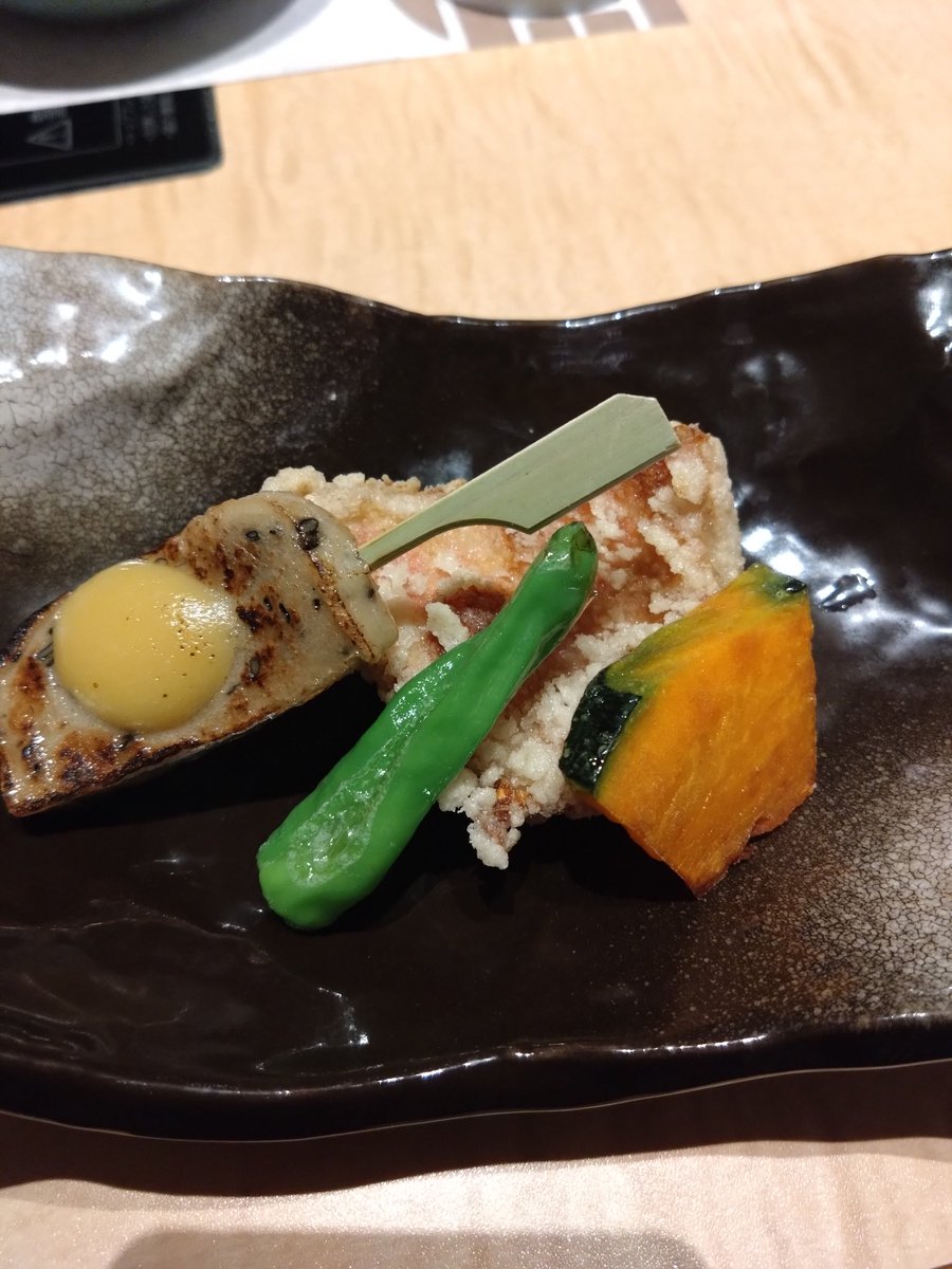 dice_DX10's tweet photo. 煮てる最中の水炊きはあまり映える姿をしていない。
なんか魚を揚げたやつとか酢モツとかも食べましたよ https://t.co/ssXUq1Wwb6