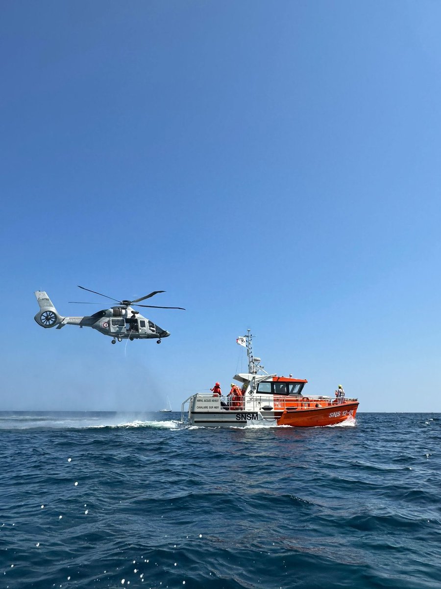 SauveteursenMer's tweet photo. Retour en images sur les Journées nationales des #SauveteursenMer 🛟 Les 27 et 28/06, le public a pu venir à la rencontre des bénévoles #SNSM 👉 démonstrations de sauvetage, initiations aux gestes qui sauvent, visites de bateaux de sauvetage… 🌊 https://t.co/JDSgl5YWQC