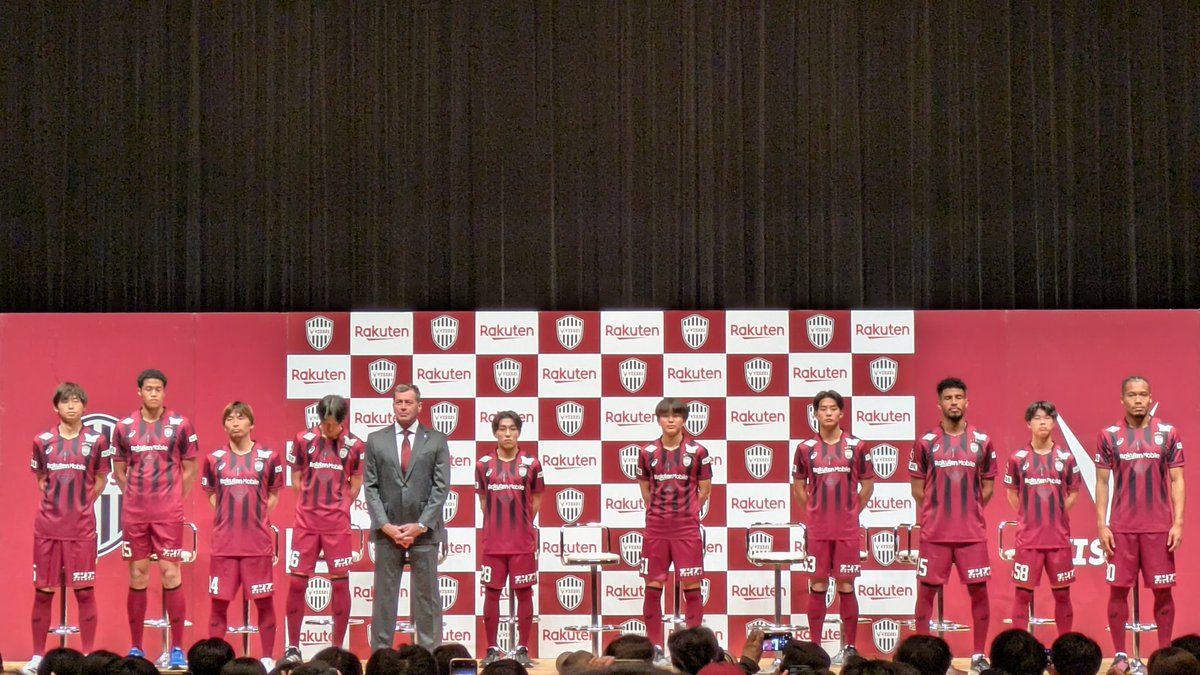 pon5428's tweet photo. 前回は少し後ろだけれど、ど真ん中だったが今回は前回よりも少し前だがかなり端っこ😅 https://t.co/h4ceAKqLq0