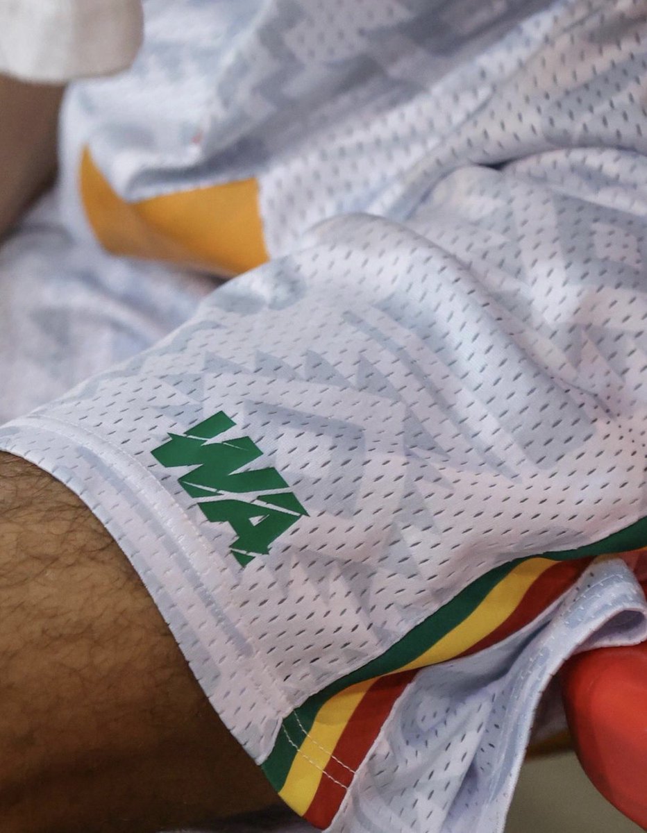 NationMali's tweet photo. 🚨 OFFICIEL : @nationfootmali | WA Team Sport devient le nouvel équipementier des Aigles du Mali pour les 4 prochaines années. 🇲🇱

L’accord prévoit :
-Tous les équipements des sélections nationales fournis sans coût pour la FEMAFOOT ;
-Une contribution financière annuelle ;
-L’ouverture de 3 boutiques officielles (2 à Bamako, 1 à Paris) ;
-15 % de royalties reversées à la FEMAFOOT sur les ventes des produits officiels.

Source : Communiqué officiel de la FEMAFOOT (10 juillet 2026).
