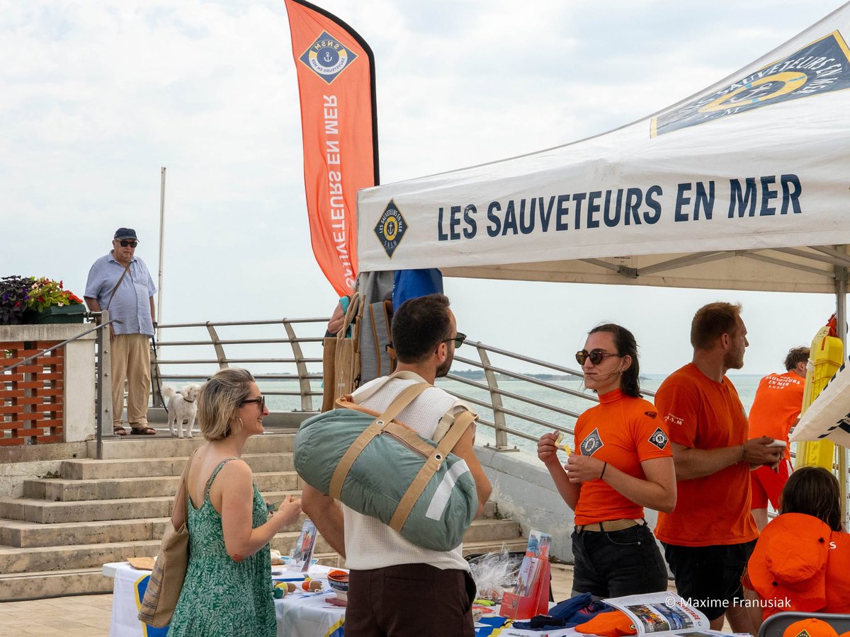 SauveteursenMer's tweet photo. Retour en images sur les Journées nationales des #SauveteursenMer 🛟 Les 27 et 28/06, le public a pu venir à la rencontre des bénévoles #SNSM 👉 démonstrations de sauvetage, initiations aux gestes qui sauvent, visites de bateaux de sauvetage… 🌊 https://t.co/JDSgl5YWQC