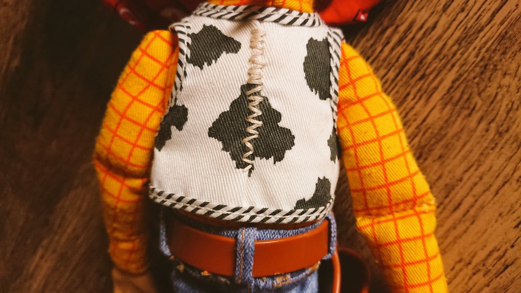 MOG4791's tweet photo. しかし今回知ったんだけど、今回トイストーリー5仕様に改造したウッディ、現行品と同じかと思ってたら現在はタカラトミー製で、これの製造はアメリカのシンクウェイトイズ製らしく、この会社現在廃業しててもう手に入らないらしい…
めちゃ頭ハゲにしてボイスボックスも抜いちゃったけども（汗） https://t.co/iaoiplgkjd