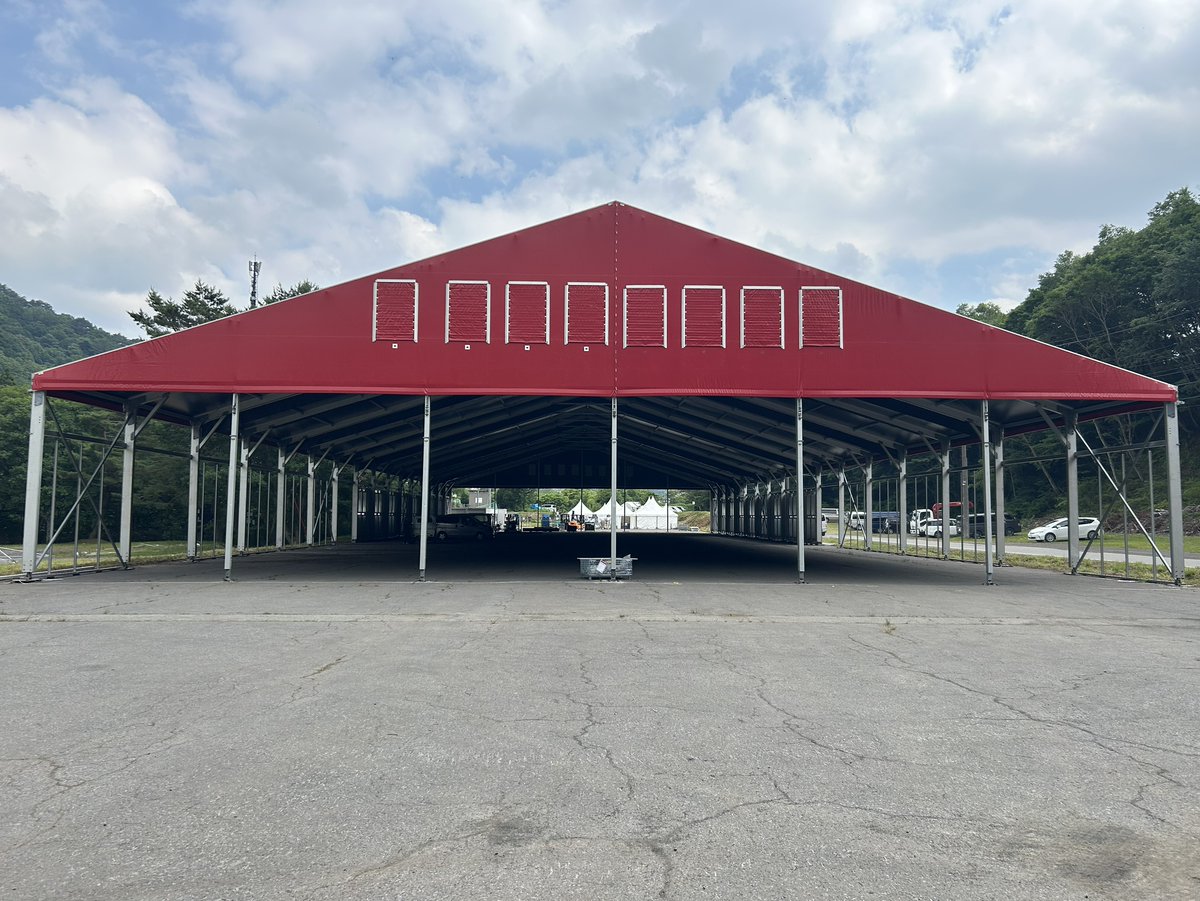 fujirock_jp's tweet photo. ⋱  #苗場通信📡  ⋰

本日の苗場🌱
赤い屋根ができたRED MARQUEE🎪
皆さんの知っているステージにどんどん近づいてきました！

GREEN STAGEは基盤ができルーフ組🏗️
WHITE STAGEも地組を始めました⚪️

そしてそして今年も苗場にゴンちゃんが...🫣

#フジロック https://t.co/sjJcURCFSU