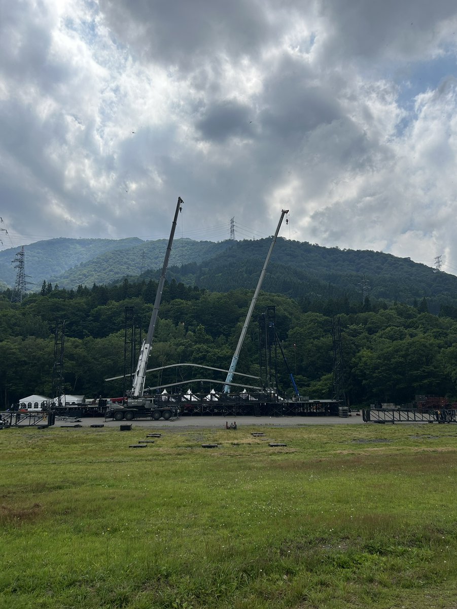 fujirock_jp's tweet photo. ⋱  #苗場通信📡  ⋰

本日の苗場🌱
赤い屋根ができたRED MARQUEE🎪
皆さんの知っているステージにどんどん近づいてきました！

GREEN STAGEは基盤ができルーフ組🏗️
WHITE STAGEも地組を始めました⚪️

そしてそして今年も苗場にゴンちゃんが...🫣

#フジロック https://t.co/sjJcURCFSU