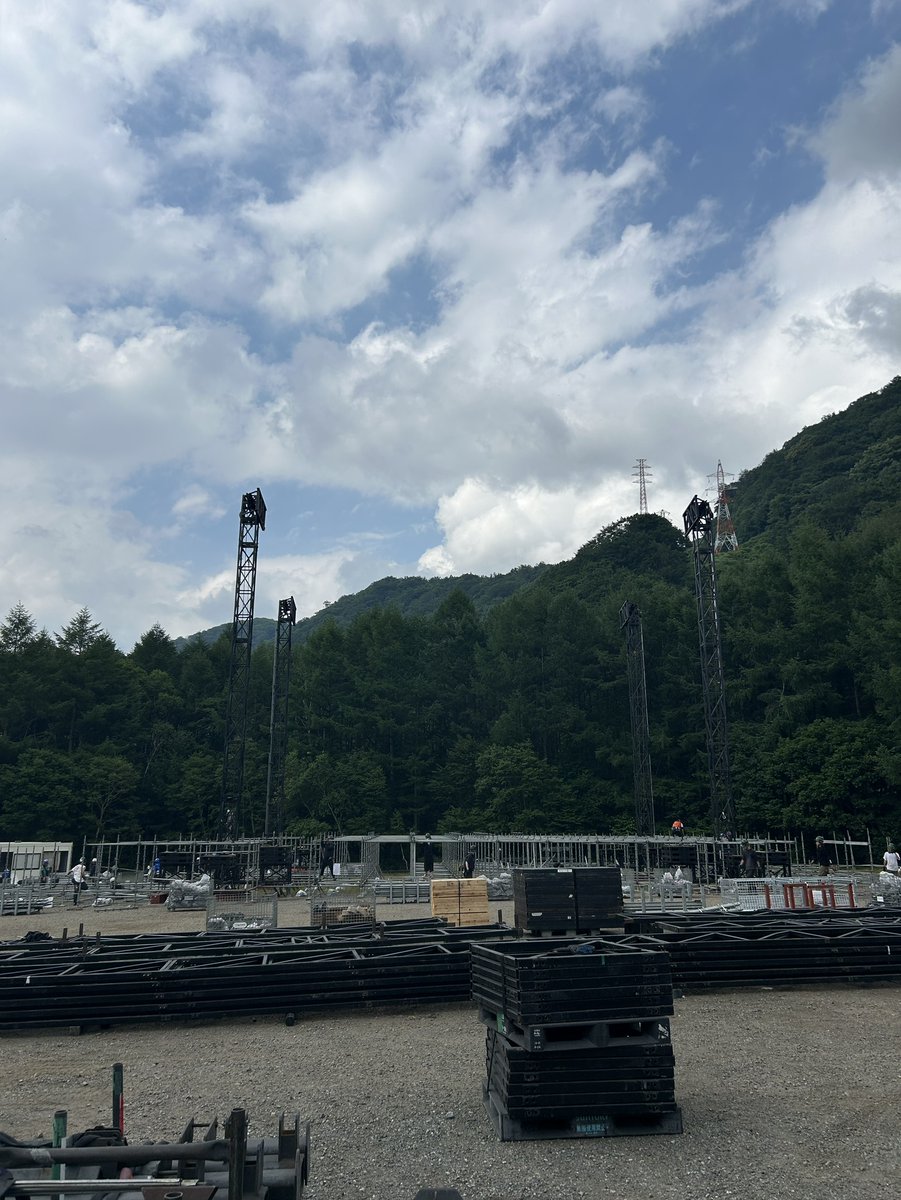 fujirock_jp's tweet photo. ⋱  #苗場通信📡  ⋰

本日の苗場🌱
赤い屋根ができたRED MARQUEE🎪
皆さんの知っているステージにどんどん近づいてきました！

GREEN STAGEは基盤ができルーフ組🏗️
WHITE STAGEも地組を始めました⚪️

そしてそして今年も苗場にゴンちゃんが...🫣

#フジロック https://t.co/sjJcURCFSU