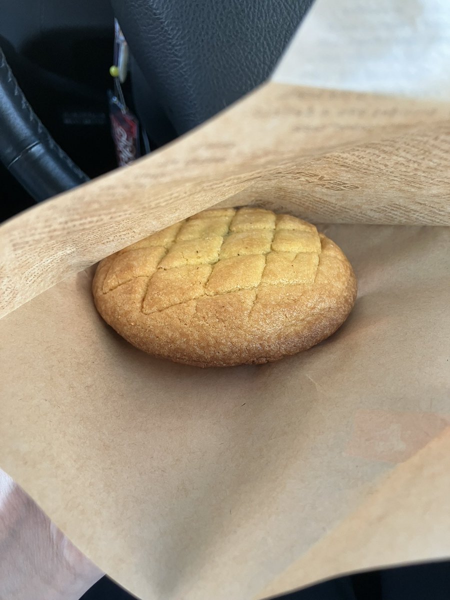 marvelchan's tweet photo. ねええええええこのセブンの「メロンパンみたいなチョコクッキー」が美味しい！！とにかく美味しい！！ここ最近で食べた物の中でいっっちばん美味しい！！まじで全員に食べてほしい！！私を信じて！！！！見かけたら絶対買って！！ https://t.co/tDbbdzghOG