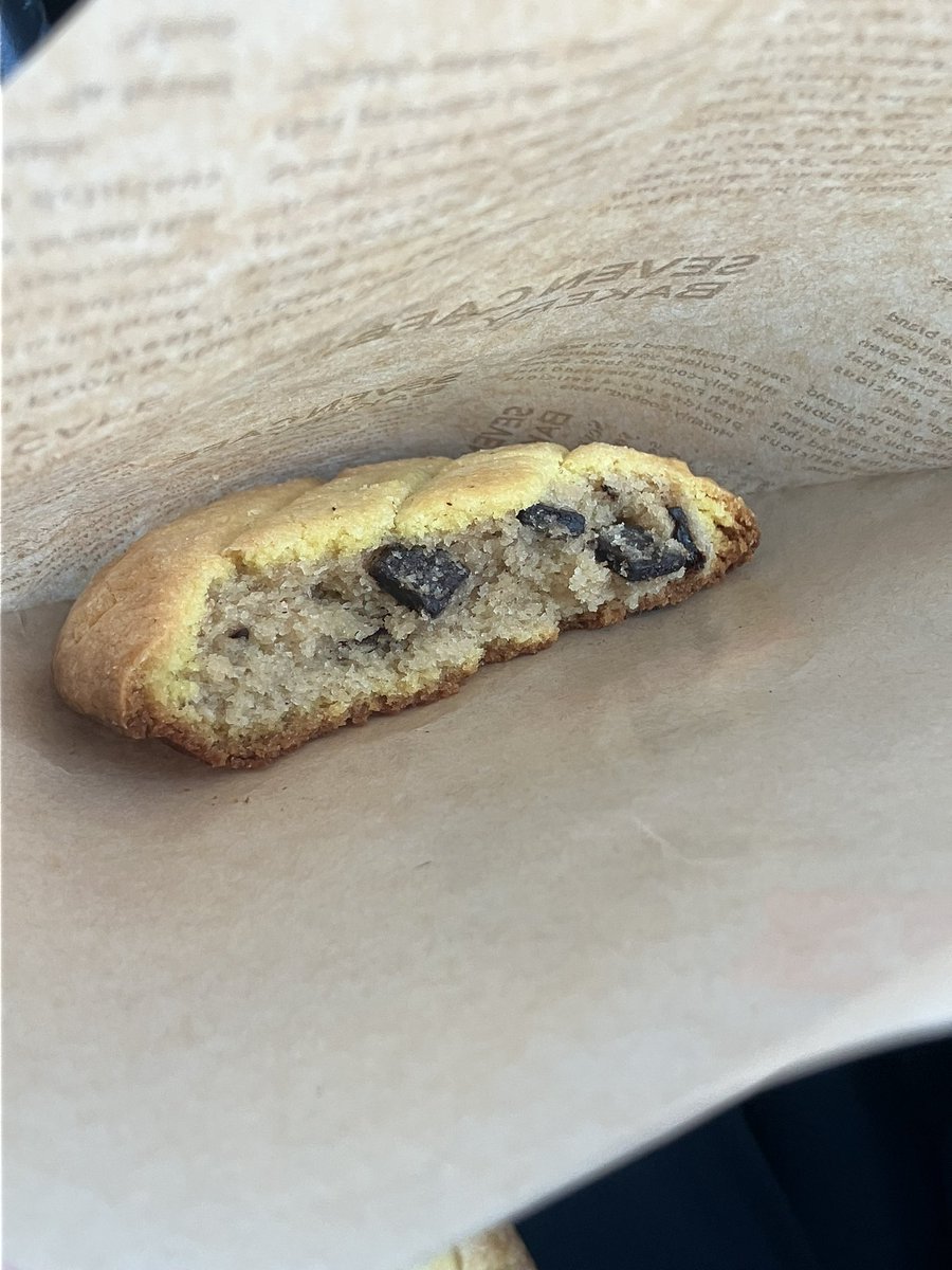 marvelchan's tweet photo. ねええええええこのセブンの「メロンパンみたいなチョコクッキー」が美味しい！！とにかく美味しい！！ここ最近で食べた物の中でいっっちばん美味しい！！まじで全員に食べてほしい！！私を信じて！！！！見かけたら絶対買って！！ https://t.co/tDbbdzghOG