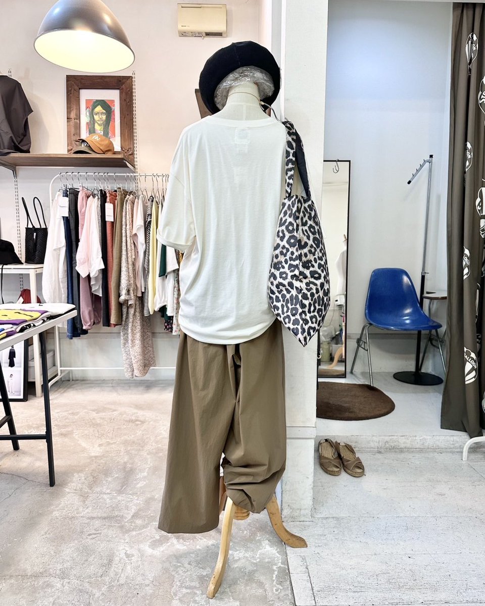 StripeBalloon's tweet photo. 【STBL CODE】
TEE♡TEE♡TEE‼️

ベーシックな5.0ozからBIG TEEまで色々あり！
さらに今年は古着テイストな
フェードTEE &amp;スピンドルTEEが仲間入り

こちらは再入荷を繰り返している定番のレーヨンTEE♡
さらさらの着心地や落ち感が人気◎

ボトムはオードリーのタックイージーワイドパンツ♪

続く→ https://t.co/6Vv4Kp6LcA