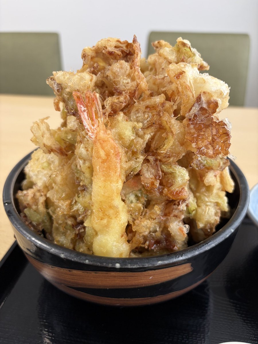 zaisatsu's tweet photo. なんぽろ温泉の名物グルメ「キャベツ天丼」を食べてきました🥬

特大サイズのかき揚げが3枚
キャベツの甘みとサクサクの衣、甘辛いタレの相性が抜群で箸が進みます。

…とはい��、そのボリュームは想像以上。
2枚を食べ切ったところでギブアップし、最後の1枚は持ち帰りました（容器もらえます）

南幌恐るべしです（2号）