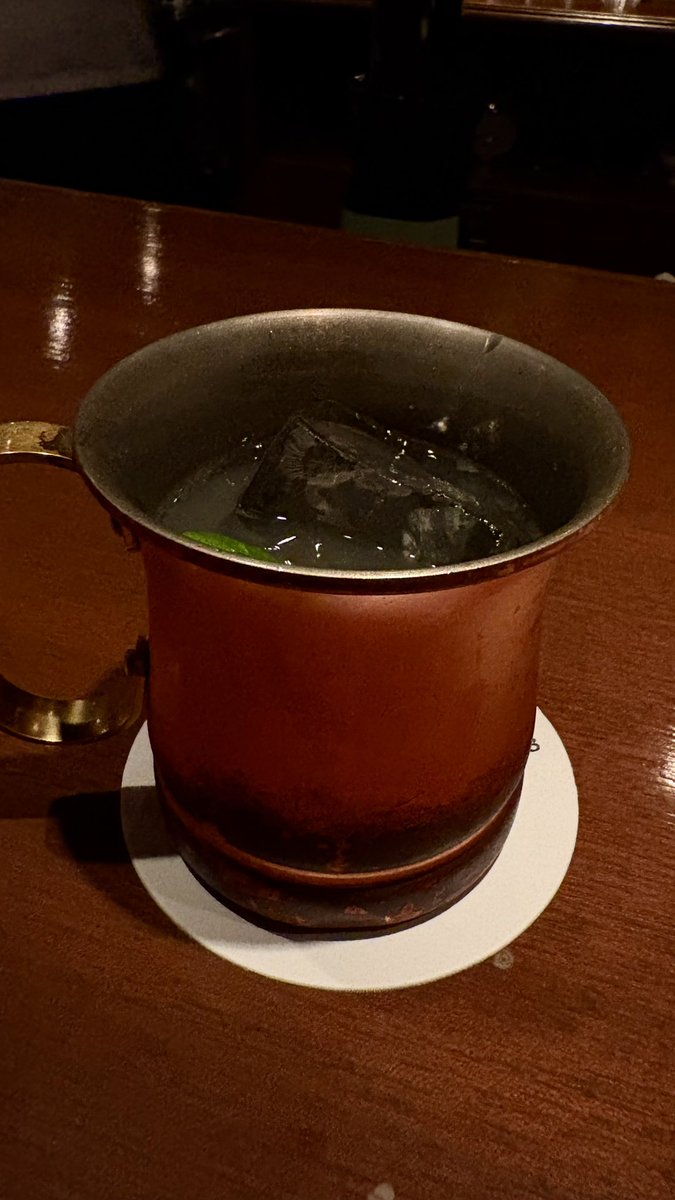 minerva_sound's tweet photo. 7月10日。
そういや昨日、牡蠣食べた後に雰囲気バツグンのBARに行きました。茶葉を使ったカクテルが人気との事。頼んだのはコーヒーウォッカ、紅茶のジントニック、スイカのカクテル。どれも未体験ゾーンでめちゃくちゃ美味しかったなぁ☺️ たまにはしっぽり２軒目もいいよね。at池袋 https://t.co/1hYrEqpQvX