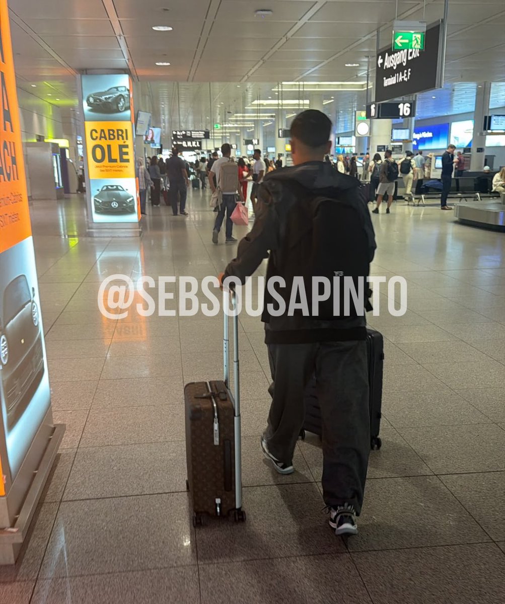 sebsousapinto's tweet photo. 🚨✈️ 𝐄𝐗𝐂𝐋: Rodrigo Conceição acaba de aterrar para assinar pelo Jagiellonia, o relógio está a contar!

Lateral deixa o Tondela por 400.000€ + % de mais valias de uma futura venda. Contrato de 2 anos.

Conceição vai-se juntar ao plantel, que está em estágio na Austria. https://t.co/Zkk0ULKCo9