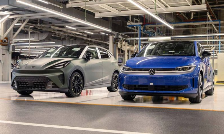 foroelectricos's tweet photo. 🚨 El Grupo #Volkswagen inicia el mayor recorte de su historia reciente. Reducirá hasta un 50% su catálogo y eliminará hasta el 75% de las versiones disponibles. ¿Qué modelos desaparecerán primero? 👀👇 https://t.co/D8VXS4QI1W