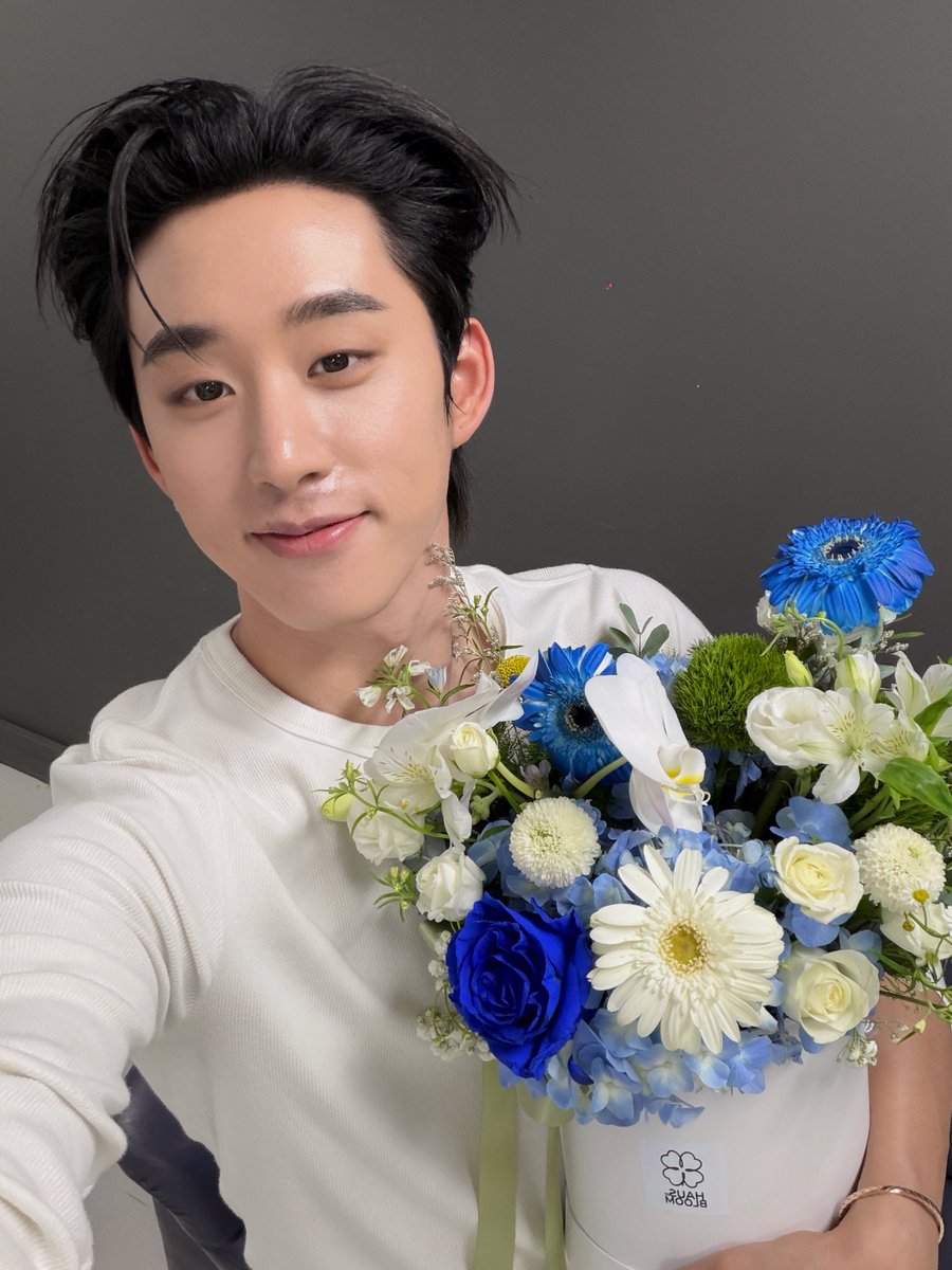EstRvp's tweet photo. เมื่อวานไปงานเปิดตัวพรีเซนเตอร์ Kalm Clinic มาด้วย ชอบลุคเมื่อวานกันม้ายคับบ👀 ขอบคุณทุกคนมากๆนะค้าบบบ เห็นว่ารอกันนานเลย แล้วหน้างานร้อนมากๆด้วยยย🤏🏻 ขอบคุณที่มาหากันนะคับ หายเหนื่อยกานรึยางงง เสียดายเมื่อวานผมเดินไปหาทุกคนไม่ได้ด้วยพื้นที่จำกัดด้วย ขอโทดน้าา ไว้เจอกันอีกงานหน้า เด่วไปแก้ตัวงับบบ🫶🏻

Kalm Clinic Grand Opening x EST
#KalmClinicxEST