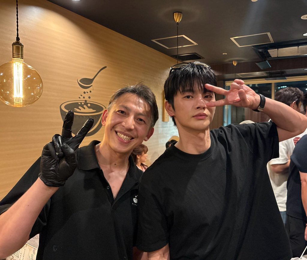 Xl2dEieZniwWXrC's tweet photo. 韓国の大スター⭐️
ソイングクさんが月島もんじゃ、『だしとこな』に来て下さいましたー‼️
店長の山さんとツーショット！
カッコ良すぎるー😚
#ソイングク https://t.co/NQAWZq3jTp