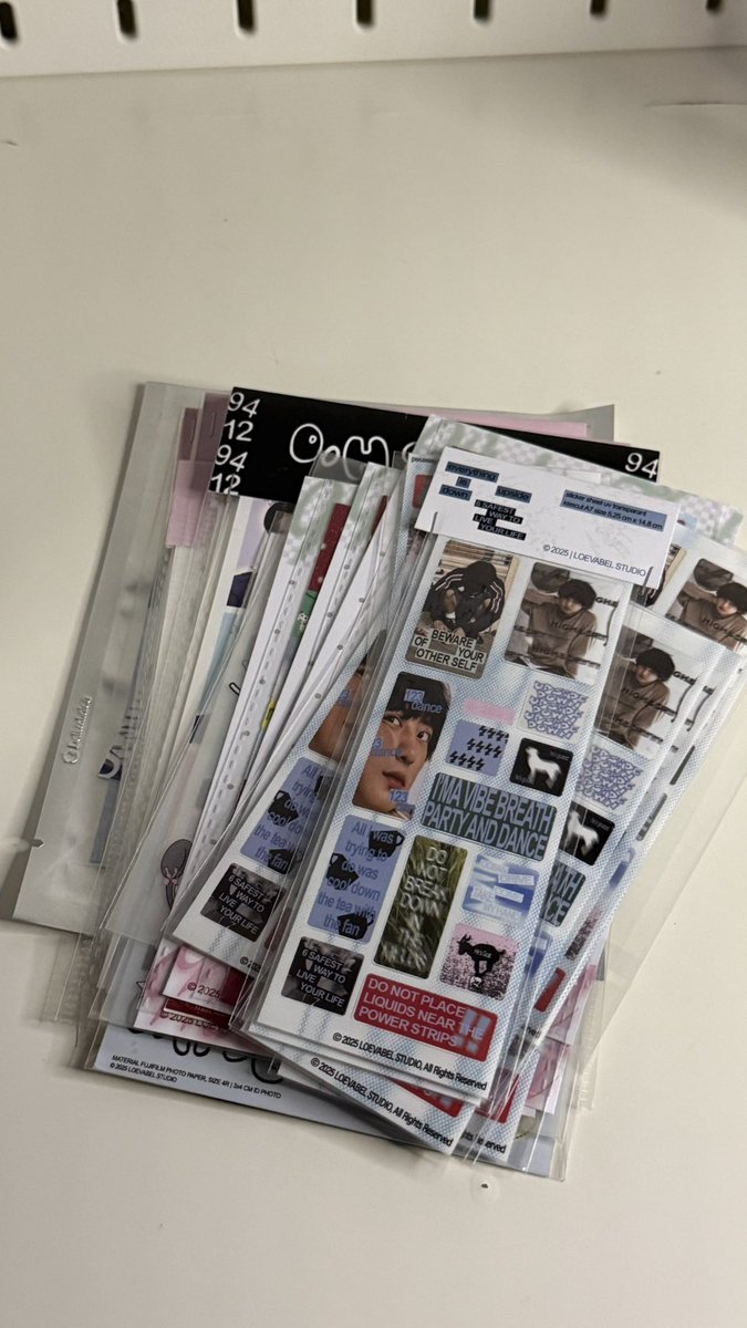 dilfyeol's tweet photo. SPILL VENDOR CETAK FREEBIES!

sering ditanya cetak freebies di mana, akhirnya aku memutuskan buat spill dikit di sini yaa.

aku mau spill semua vendor yang aku sudah pernah aku pakai, vendor sticker, pin, keychain, pouch, lanyard, photocard, hand mirror, dan berbagai akrilik, sticker glitter, etc.

sudah berkali-kali order, hasilnya bagus, harganya worth it, dan recommended banget buat dijadiin referensi! 💗