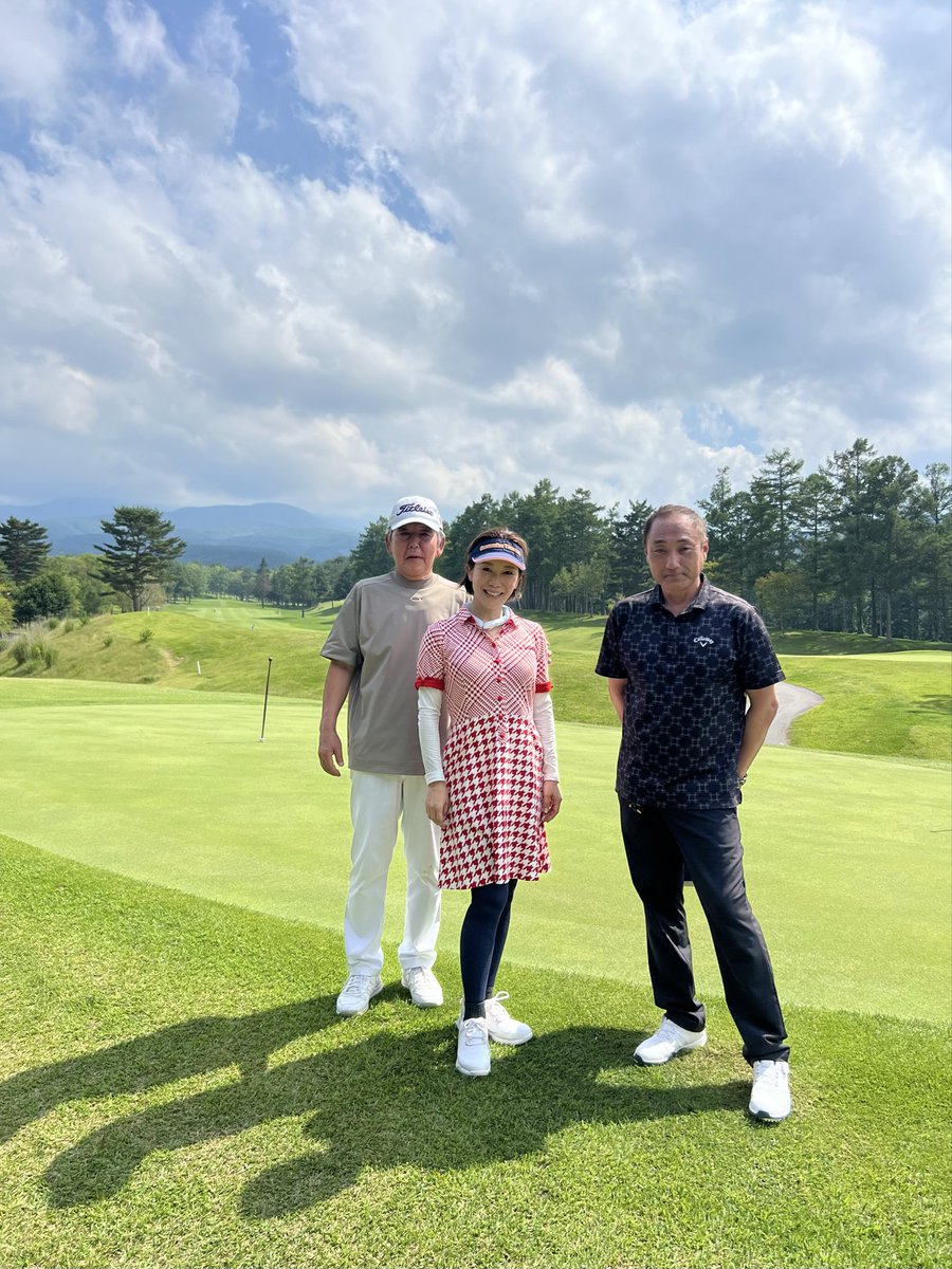 aikoyamazaki's tweet photo. 松井一雅コーチのもとで、サニーカントリークラブへ。

とても綺麗に整備されたゴルフ場で、
景色も良く、気持ちよくラウンドできました！

まだまだ課題だらけですが、
丁寧にご指導いただきながら楽しく
プレーできました。

#サニーカントリークラブ #golf #ゴルフ女子 #佐久市 https://t.co/v9a1Pgupq8