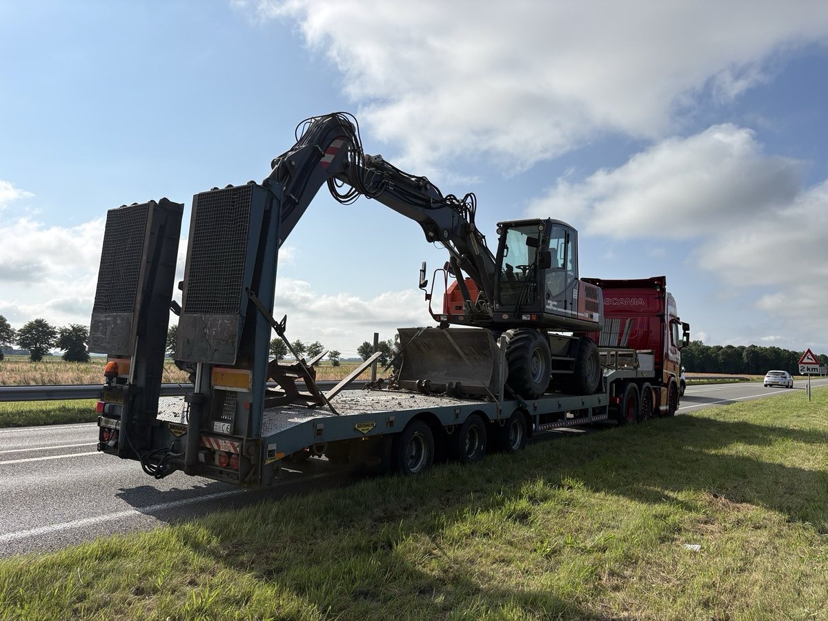 RWS_NN's tweet photo. Een oplegger met een graafmachine heeft vanochtend dit viaduct geschampt op de N33. Dit is terhoogte van Siddeburen, richting Zuidbroek. Vrachtwagens worden omgeleid. Personenauto’s kunnen wel doorrijden. Schade is beperkt, maar wel herstelwerkzaamheden nodig. https://t.co/TTojTTg2Tm