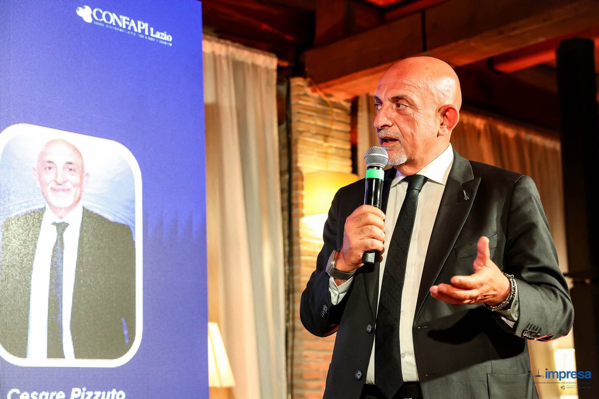 SMI_Group_IT's tweet photo. La scorsa settimana si è svolta la Cena d’Estate di IMPRESA - Associazione dell'Industria e delle Piccole e Medie Imprese, un importante momento di confronto e networking tra imprenditori del territorio e Istituzioni, che ha sancito anche la piena operatività della nuova Governance regionale dell’Associazione, che vede il Ceo e Founder di SMI Group @CesarePizzuto65 nella veste di primo Presidente della sede di Roma e Provincia.

🎙️ «Sono profondamente onorato della fiducia che gli imprenditori mi hanno accordato” ha dichiarato Cesare Pizzuto nel suo intervento davanti ad oltre 200 tra imprenditori, imprenditrici, ospiti e rappresentanti delle istituzioni presenti. “Roma rappresenta una realtà complessa, ma al tempo stesso straordinariamente ricca di competenze, energie e opportunità. Fin dal primo giorno abbiamo scelto di passare dalle intenzioni ai fatti, avviando un percorso di confronto con le principali istituzioni del territorio.

Abbiamo già incontrato l'Assessore alle Attività Produttive del Comune di Roma, l'Assessore allo Sviluppo Economico della Regione Lazio e costruito un canale di dialogo diretto con il Ministero del Lavoro. 
Nei prossimi mesi intendiamo consolidare queste relazioni, coinvolgendo anche il Consorzio Industriale e tutti gli interlocutori istituzionali che possono contribuire alla crescita del tessuto produttivo romano.

Parallelamente avvieremo un percorso strutturato di ascolto delle imprese associate. Credo che un'associazione datoriale debba prima di tutto saper ascoltare: comprendere i bisogni, raccogliere le esperienze e trasformarle in proposte concrete. Solo così sarà possibile costruire un'agenda condivisa, capace di rappresentare realmente le priorità degli imprenditori e di contribuire allo sviluppo economico e sociale del territorio»