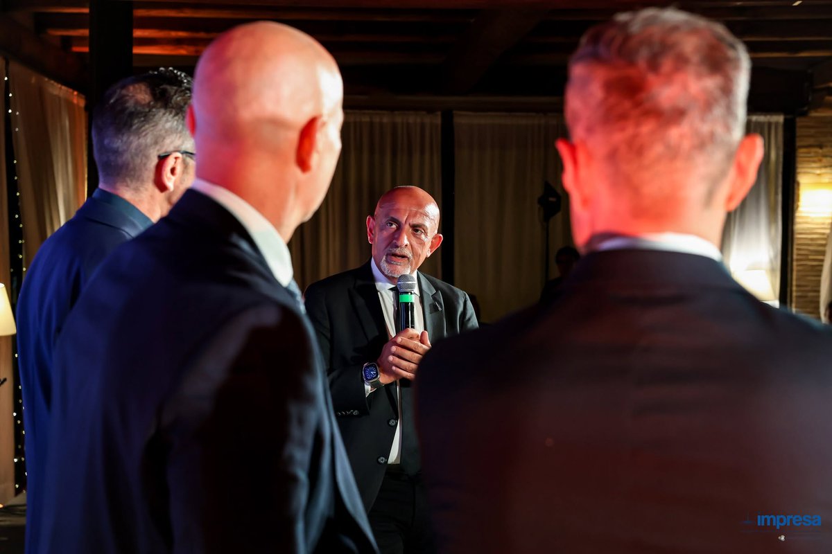 SMI_Group_IT's tweet photo. La scorsa settimana si è svolta la Cena d’Estate di IMPRESA - Associazione dell'Industria e delle Piccole e Medie Imprese, un importante momento di confronto e networking tra imprenditori del territorio e Istituzioni, che ha sancito anche la piena operatività della nuova Governance regionale dell’Associazione, che vede il Ceo e Founder di SMI Group @CesarePizzuto65 nella veste di primo Presidente della sede di Roma e Provincia.

🎙️ «Sono profondamente onorato della fiducia che gli imprenditori mi hanno accordato” ha dichiarato Cesare Pizzuto nel suo intervento davanti ad oltre 200 tra imprenditori, imprenditrici, ospiti e rappresentanti delle istituzioni presenti. “Roma rappresenta una realtà complessa, ma al tempo stesso straordinariamente ricca di competenze, energie e opportunità. Fin dal primo giorno abbiamo scelto di passare dalle intenzioni ai fatti, avviando un percorso di confronto con le principali istituzioni del territorio.

Abbiamo già incontrato l'Assessore alle Attività Produttive del Comune di Roma, l'Assessore allo Sviluppo Economico della Regione Lazio e costruito un canale di dialogo diretto con il Ministero del Lavoro. 
Nei prossimi mesi intendiamo consolidare queste relazioni, coinvolgendo anche il Consorzio Industriale e tutti gli interlocutori istituzionali che possono contribuire alla crescita del tessuto produttivo romano.

Parallelamente avvieremo un percorso strutturato di ascolto delle imprese associate. Credo che un'associazione datoriale debba prima di tutto saper ascoltare: comprendere i bisogni, raccogliere le esperienze e trasformarle in proposte concrete. Solo così sarà possibile costruire un'agenda condivisa, capace di rappresentare realmente le priorità degli imprenditori e di contribuire allo sviluppo economico e sociale del territorio»