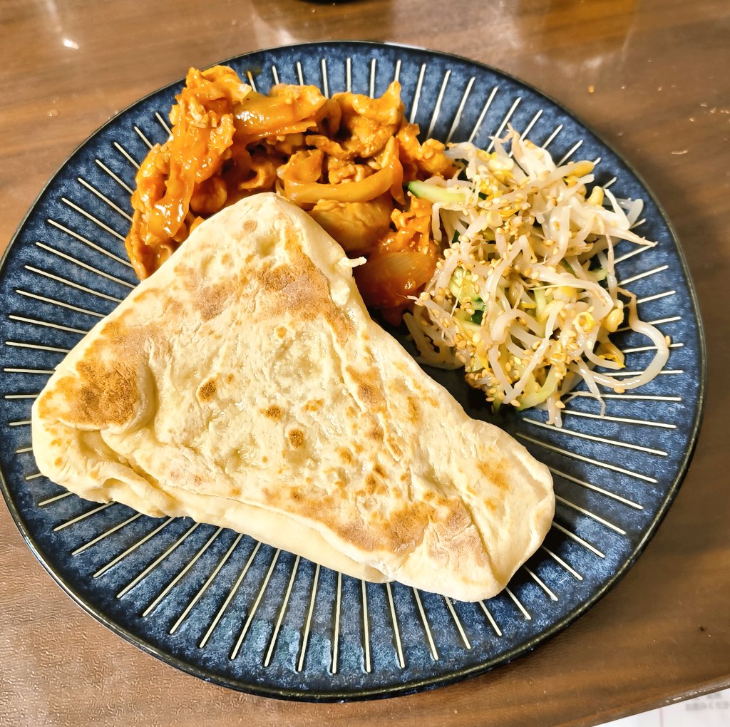 ukkarryC's tweet photo. ナン焼けたから、ポークチャップとナムルで長男ご飯。
次男はナンだけ食べてる。 https://t.co/bqehLHksv5