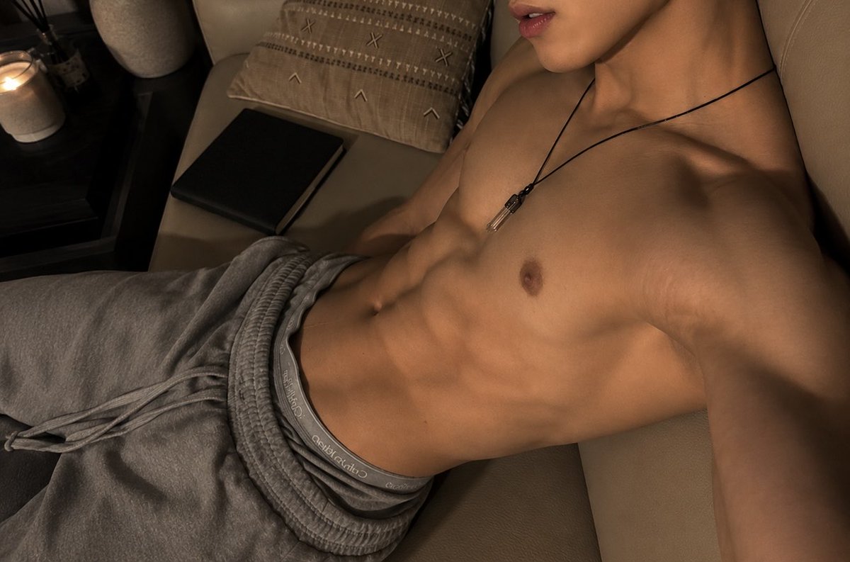 Yihoxus2z's tweet photo. 没有腹肌谁理你
#腹肌 #薄肌 #反差 #abs https://t.co/lqqOxTSIHm