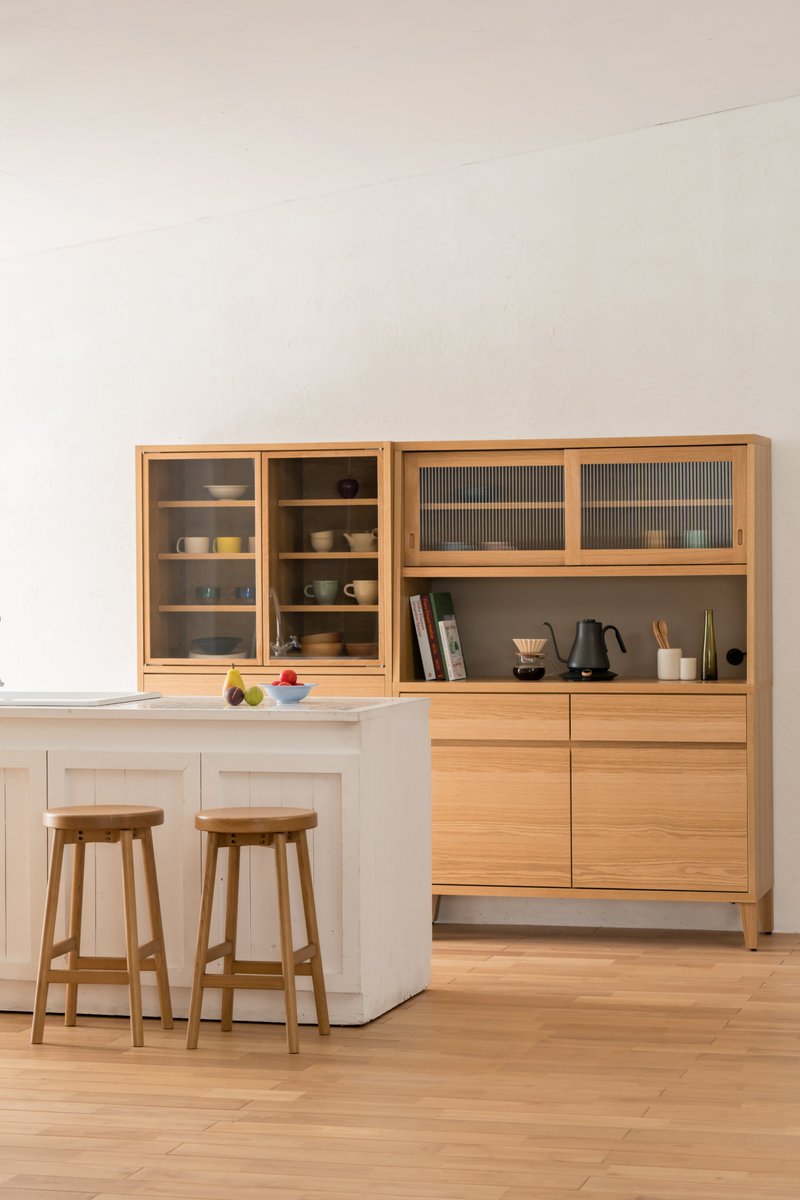 enen_interior's tweet photo. ENEN初となる、ダイニング・キッチン収納シリーズ
「Vila（ヴィラ）」がまもなく登場。

空間に、心地よい余白を。

収納もディスプレイも、心地よく楽しめる。
長く寄り添い、毎日の暮らしを整える収納家具です。
2026年7月17日（金）発売予定
どうぞお楽しみに。
#インテリア #新商品 https://t.co/MJn5R9Q4I9