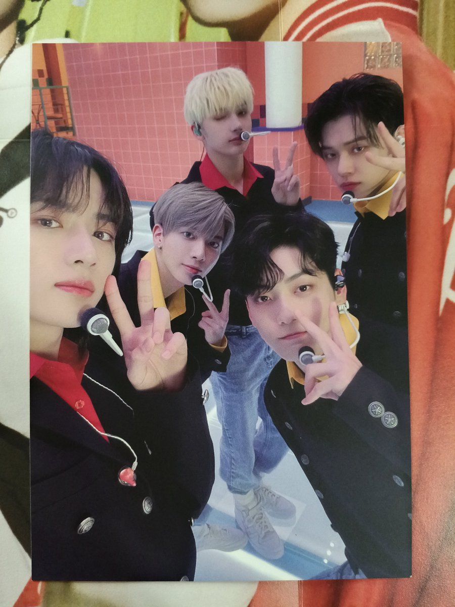 hyukadeals's tweet photo. wts lfb txt ph

ot5 freeze pob poster ? ( ₱300 ) 
          ╰ onhand, mint condi
          ╰ v flexi dop

hindi ko na maalala yung exact name huhu basta i remember this is a japan pob ng freeze album and its one of the 3 random photos you can get🐰 https://t.co/oBPMWP9vVR