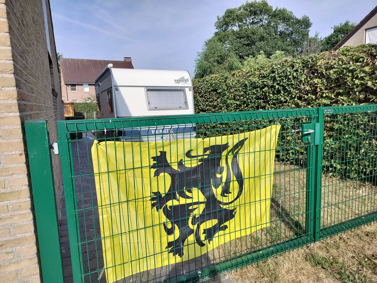 PynaertP's tweet photo. Hang uw vlag uit en wees trots om Vlaming te zijn 💛🖤
@vlbelang 
@GentVb 
#11Juli https://t.co/nRBi7xY7Qa