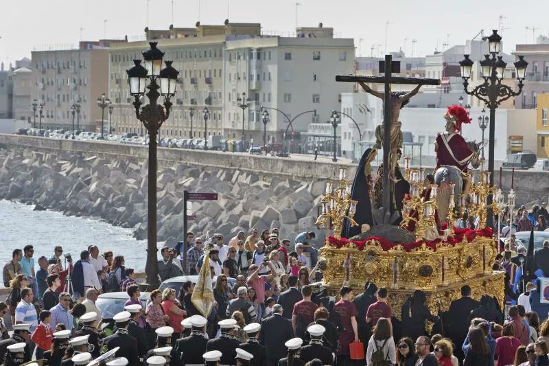 Cadiz_es's tweet photo. 😃 El Ayuntamiento inicia el procedimiento para solicitar la declaración de la Semana Santa de #Cádiz como Fiesta de Interés Turístico Internacional

✅La Mesa del Turismo y Comercio da luz verde a la propuesta consensuada por Ayuntamiento y Consejo Local de Hermandades

➡️ Cádiz ya forma parte de la Red de Destinos Turísticos Inteligentes
