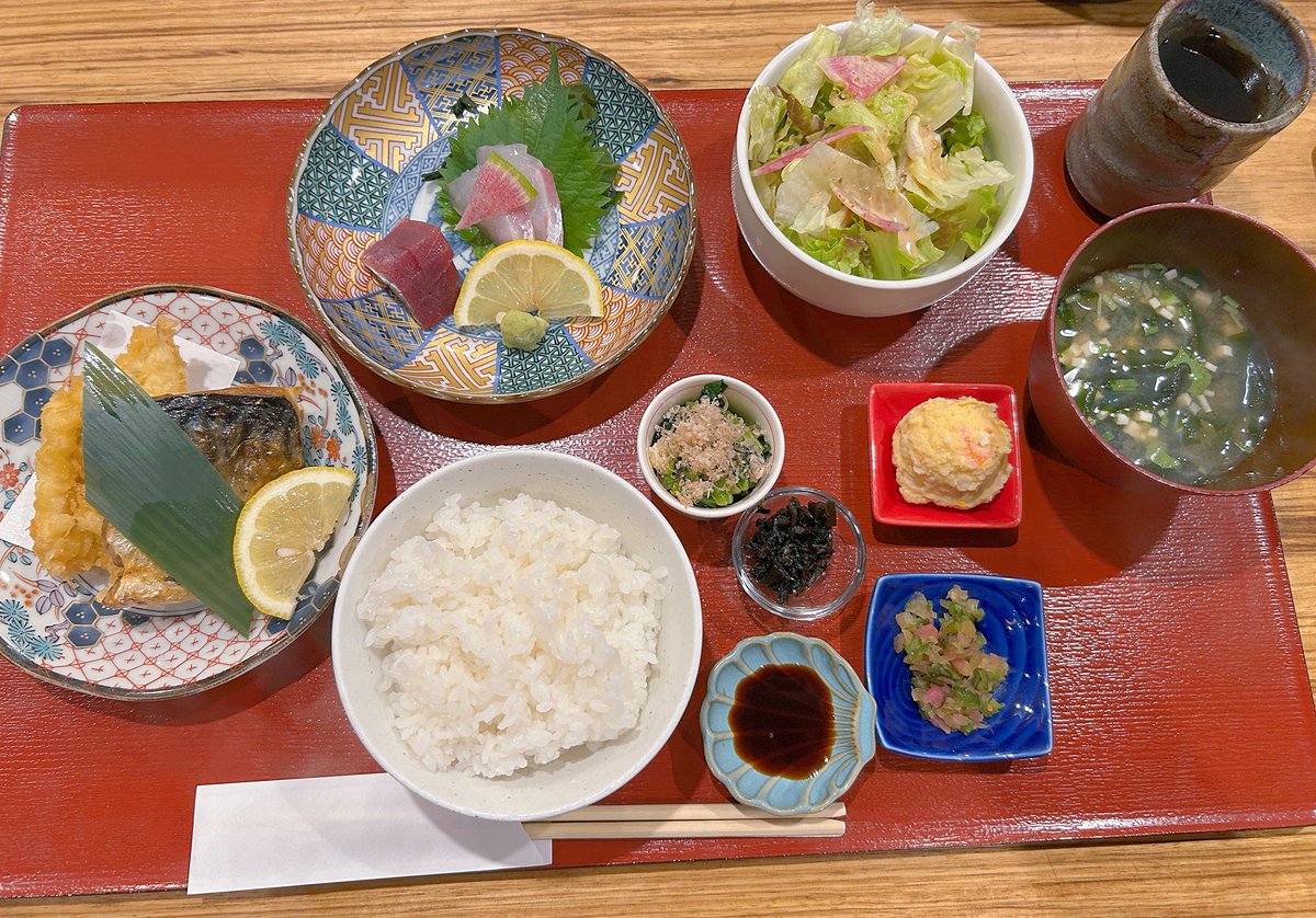 IAKO_555's tweet photo. 今日は北新地の美味しいランチに連れてってもらった。1300円で、んっまい焼きサバと、穴子天ぷら、弾力のある美味しいお刺身とたくさんの副菜が食べれて幸せ。駅ビルのランチ代と変わらないからお得感もあってよかった✨ https://t.co/27OOAameJ6