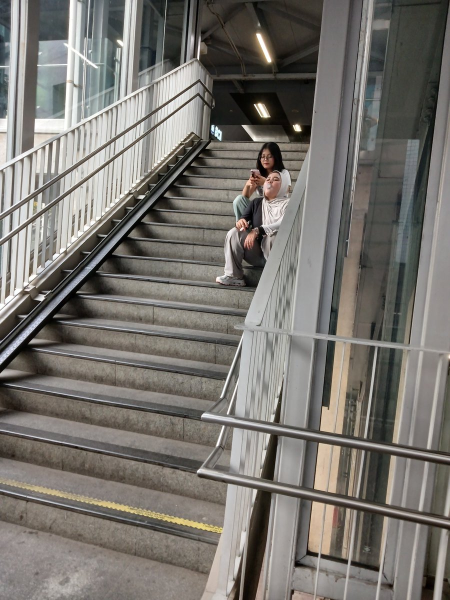 nymsfbryn's tweet photo. Eih badai juga ya ngepods di mrt, pdhl udh ada tulisannya loh dilarang merokok (loc: mrt blok m tangga sebelah sma 6) tolong bgt di cari ya min makhluknya, whoever u are ditunggu klarifikasinya ya perempuan jagoan ♡ @mrtjakarta https://t.co/VwMqhWTL57