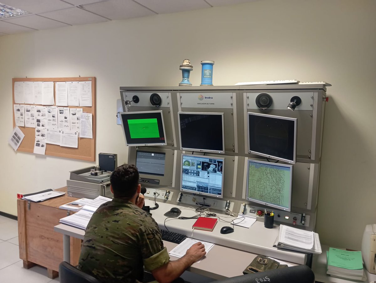 FUTER_ET's tweet photo. El Batallón 'Málaga' #RACórdoba10 culmina el ejercicio GIUACO I en el #CENAD San Gregorio que ha permitido la validación de tripulaciones de Leopardo 2E.
Los simuladores completan la instrucción de los carristas y consolidan su preparación.
#BrigadaGuzmánelBueno
#SomostuEjército https://t.co/TjsZtITBgh