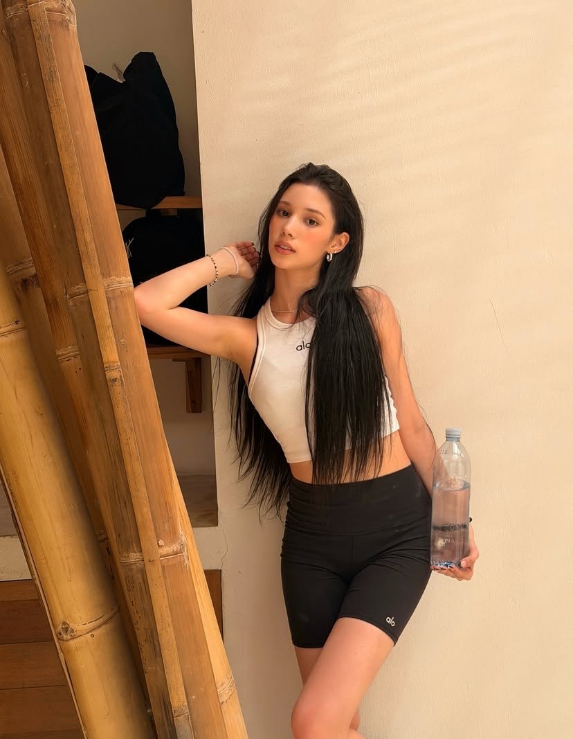 BARBIEHlYYlH's tweet photo. GIRL IS LIVING HER BEST LIFE IN BALI 🌺 #HUENING_BAHIYYIH #휴닝바히에 #HIYYIH #히에 https://t.co/VxkiNfXfxL