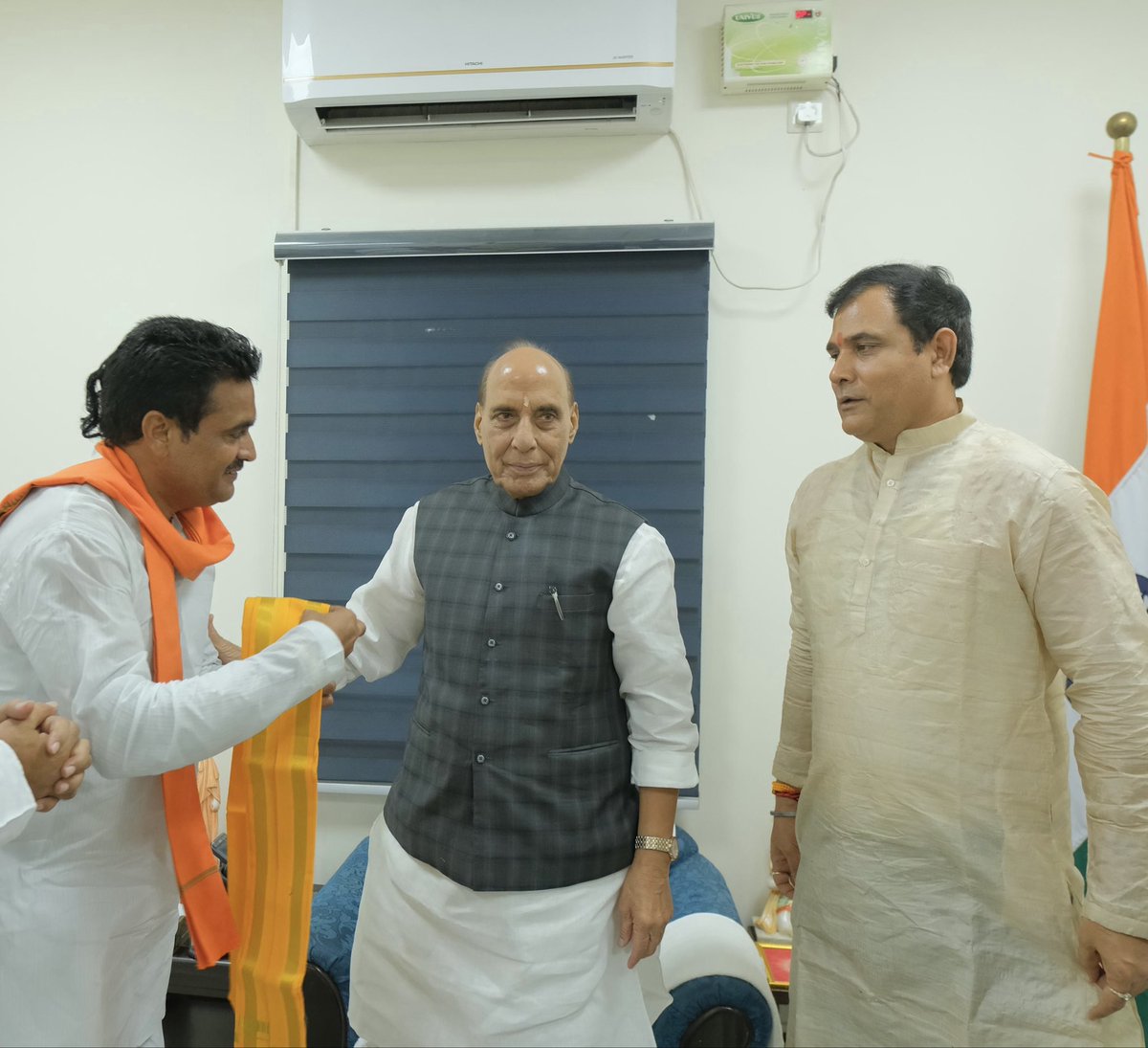 vednagar4bjp's tweet photo. प्रखर वक्ता एवं जनप्रिय राजनेता, माननीय रक्षा मंत्री श्री @rajnathsingh जी को जन्मदिन की हार्दिक बधाई।

आपका सरल व्यक्तित्व, विनम्र व्यवहार और राष्ट्रहित के प्रति अटूट समर्पण करोड़ों देश वासियों के लिए प्रेरणा का स्रोत है।

गौ माता हमेशा आपकी हर मनोकामना पूर्ण करें https://t.co/mU0jgroOSm
