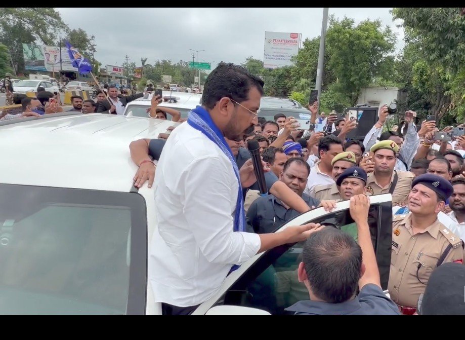 riskyyadav41's tweet photo. क्या अब कोई और सबूत चाहिए ये जानने के लिए कि बसपा किसकी तरफ से बैटिंग कर रही है।

कल राम मंदिर चंदाचोरी पर बहनजी कह रही थी कि सप्पा कांग्रेस को राजनीति नही करनी चाहिए।

आज मेरठ में हुई दलित समाज की पिटाई पर कह रही है कि धरना प्रदर्शन नहीं करना चाहिए था।

और चंद्रशेखर आजाद को पीड़ितों से मिलने नहीं जाना चाहिए था।

सही तो कहा बहनजी ने पीड़ितों से मिलने क्यों जाना है अपनी मांगो के लिए धरना क्यों देना है।

खुदको इस काबिल बनाओ की 15 साल से AC में बैठकर आराम से खा सको बस वोट के समय निकलो।🤡
