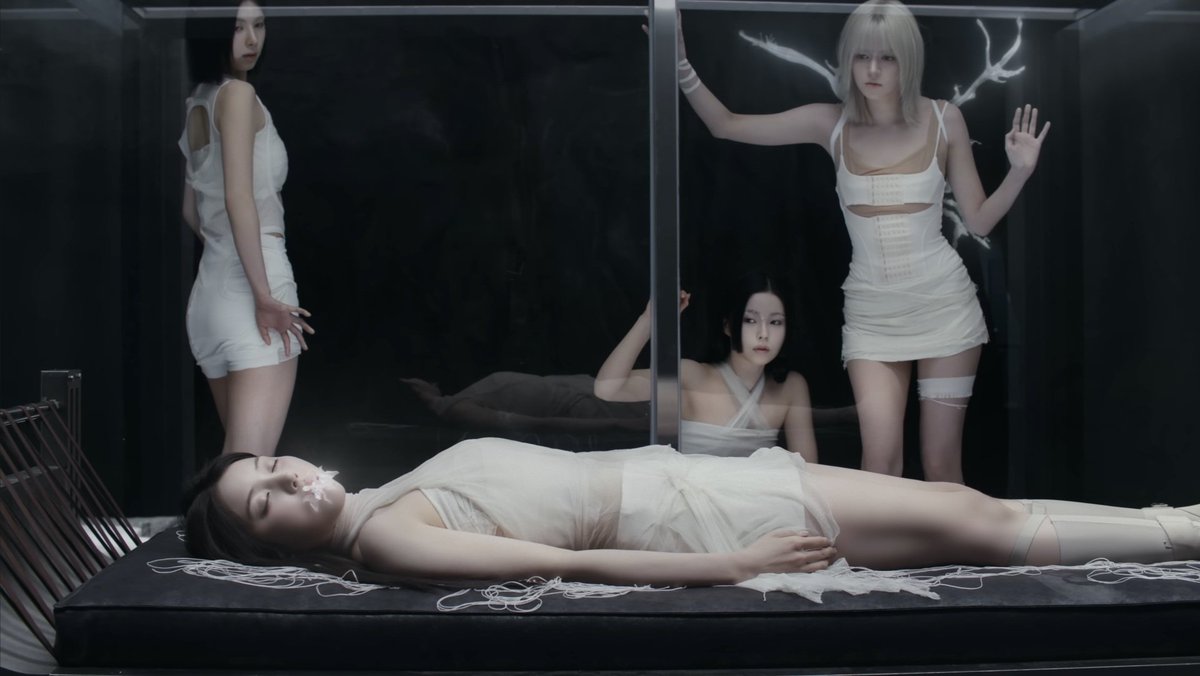 oddeyesatellite's tweet photo. @letlilygohome This is just the crescendo mv https://t.co/77WAZWNDZ1