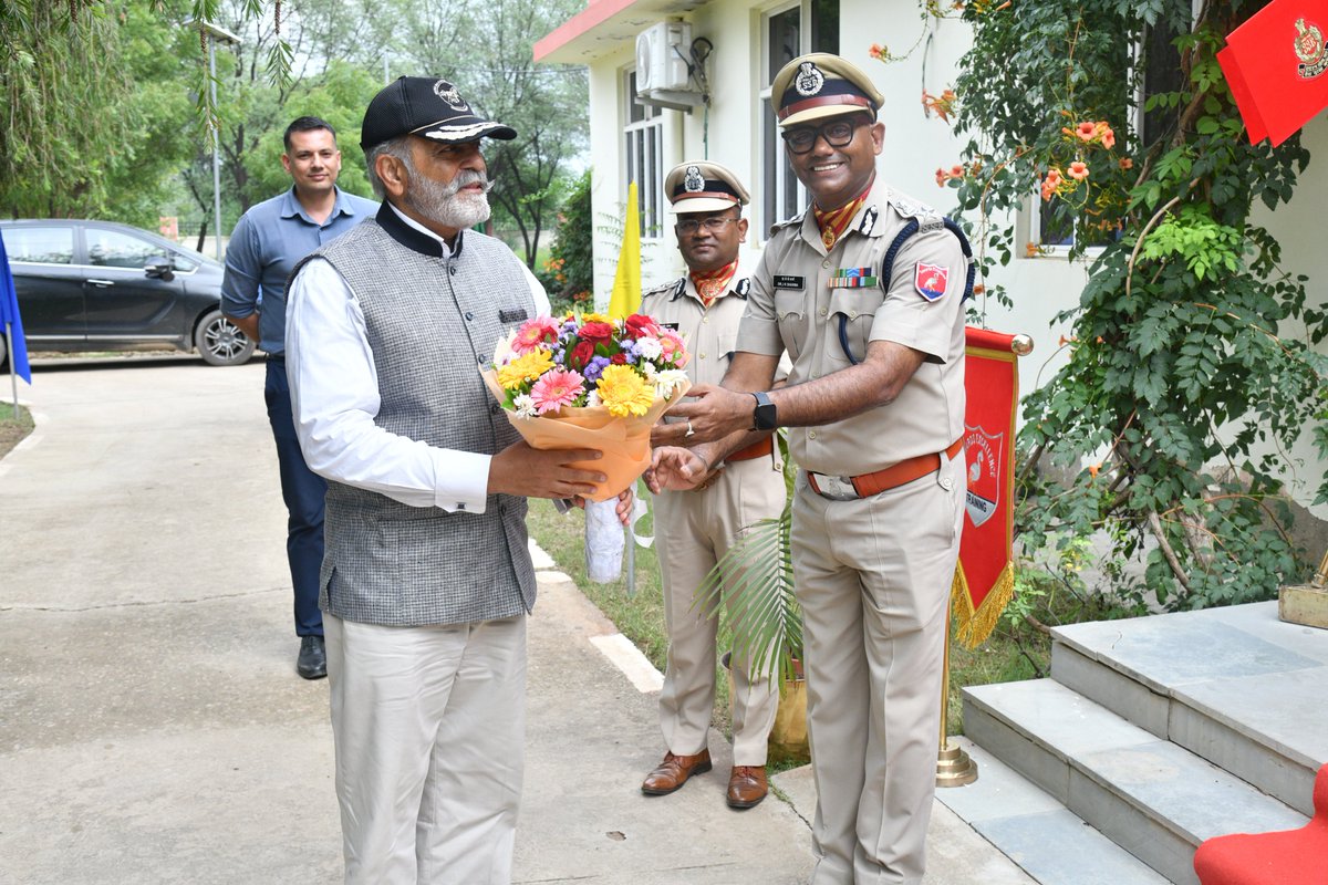 SSBDTBCDERA's tweet photo. आधुनिकीकरण की दिशा में एक महत्वपूर्ण कदम... केंद्रीय सशस्त्र पुलिस बलों (CAPFs) की Modernisation Plan के मूल्यांकन के अंतर्गत मनोहर पर्रिकर रक्षा अध्ययन एवं विश्लेषण संस्थान (MP-IDSA), नई दिल्ली के महानिदेशक राजदूत सुजान आर. चिनॉय के नेतृत्व में प्रतिनिधिमंडल ने DTBC का भ्रमण l https://t.co/IqdfkPcmqt