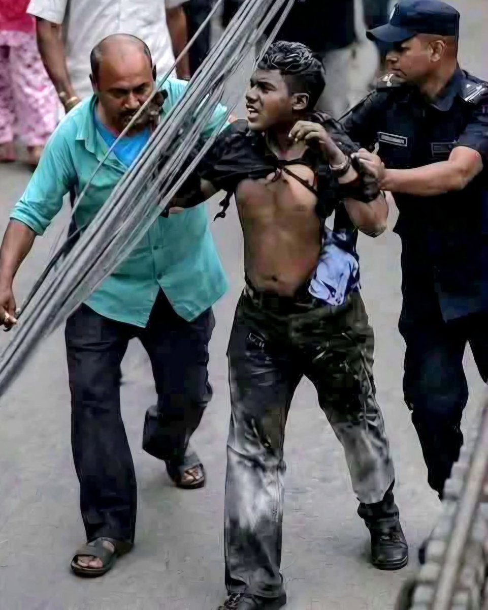 pdlkrisna's tweet photo. प्रहरीकै अगाडि आगो लगाउदा किन बेलैमा गणेशलाई रोकिएन?
आगो लगाएका गणेशलाई बेलैमा हस्पिटल नलगि किन अपराधीलाई झै हिडाएर घिसार्दै लगियो?
उत्तर खै कस्ले दिन्छ? https://t.co/og85rSNCex