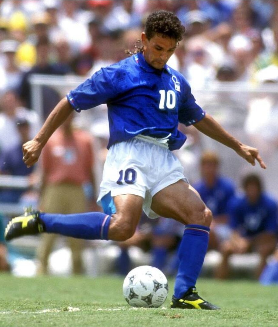 Kubu_tambahan's tweet photo. Diadora pernah merasakan berada di puncak, saat memiliki deretan bintang seperti Totti, Cassano, Signori, Van Basten, hingga yang paling ikonik: Roberto Baggio sebagai BA-nya

Namun hari ini, nasib Diadora tak jauh lebih baik dibanding Puma.

Apakah semuanya bermula karena penalti Baggio yang gagal di final Piala Dunia 1994? 

Jawabannya kayaknya ngga deh..soalnya, secara komersial justru yang terjadi hampir sebaliknya.

Setelah momen itu, Diadora tidak memutus kontrak Baggio. Mereka tetap mempertahankannya sebagai ikon brand selama bertahun-tahun.

Bahkan, Diadora beberapa kali merayakan warisan sang legenda, termasuk lewat koleksi spesial Diadora × Roberto Baggio yang dirilis pada 2017.