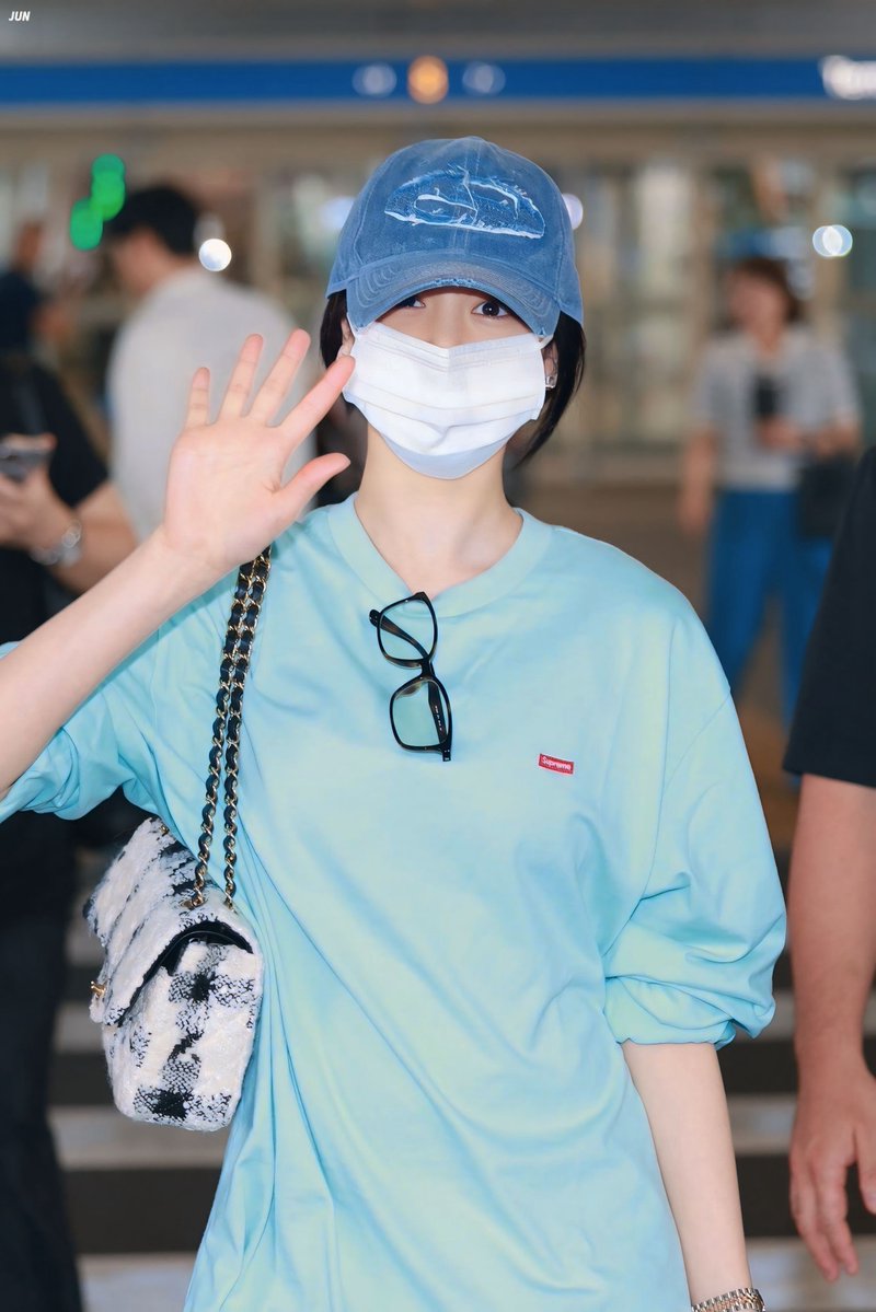 bm_eraa's tweet photo. PHARITA arrives at Incheon International Airport, South Korea. ✈️🇰🇷

Graceful as always, PHARITA shines with her stunning airport look. ✨

#BABYMONSTER #베이비몬스터 #PHARITA #파리타 #Airport https://t.co/G7mybyLstP