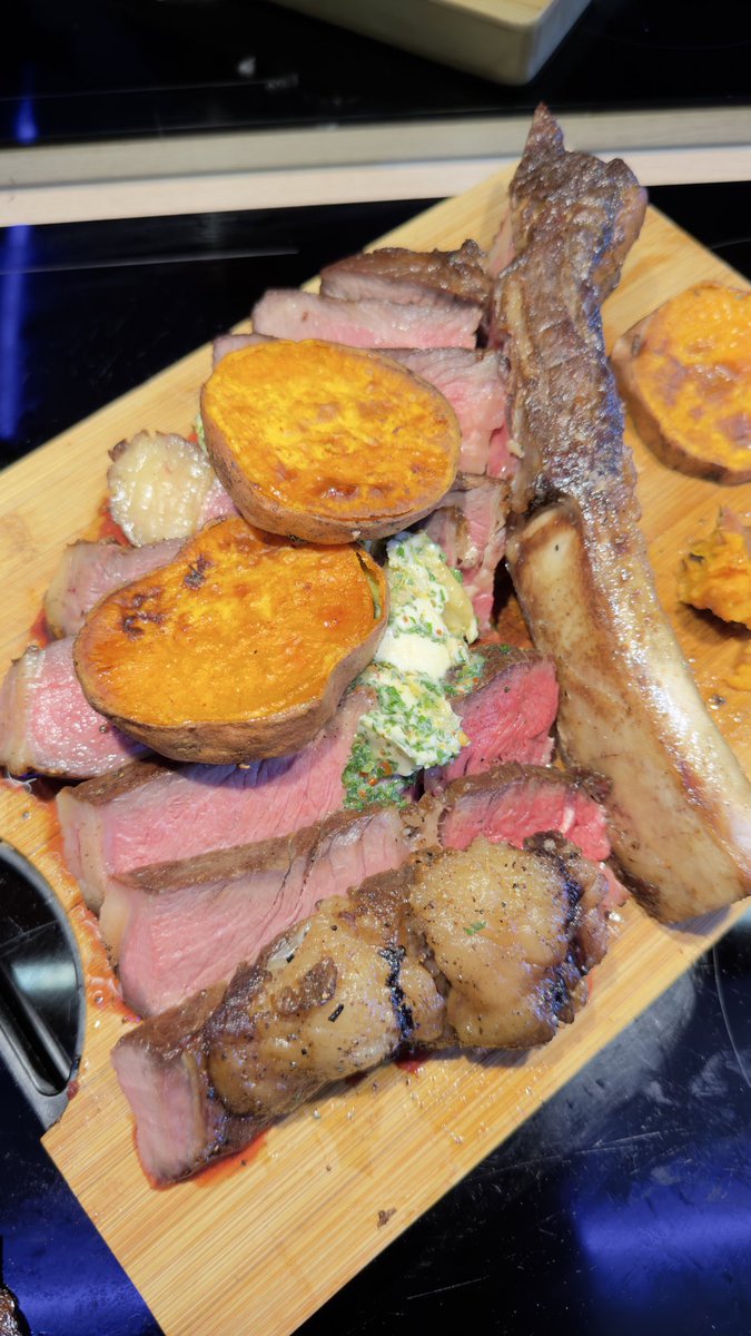Jeunpelumi's tweet photo. Because it looks pink doesn’t mean it’s not properly cooked. 

Some steaks have been seared and left in the oven to cook for 40 — 60 mins at low temperature. 

Well done kills the whole vibe and juiciness you paid for. https://t.co/0w9EUoxGi4