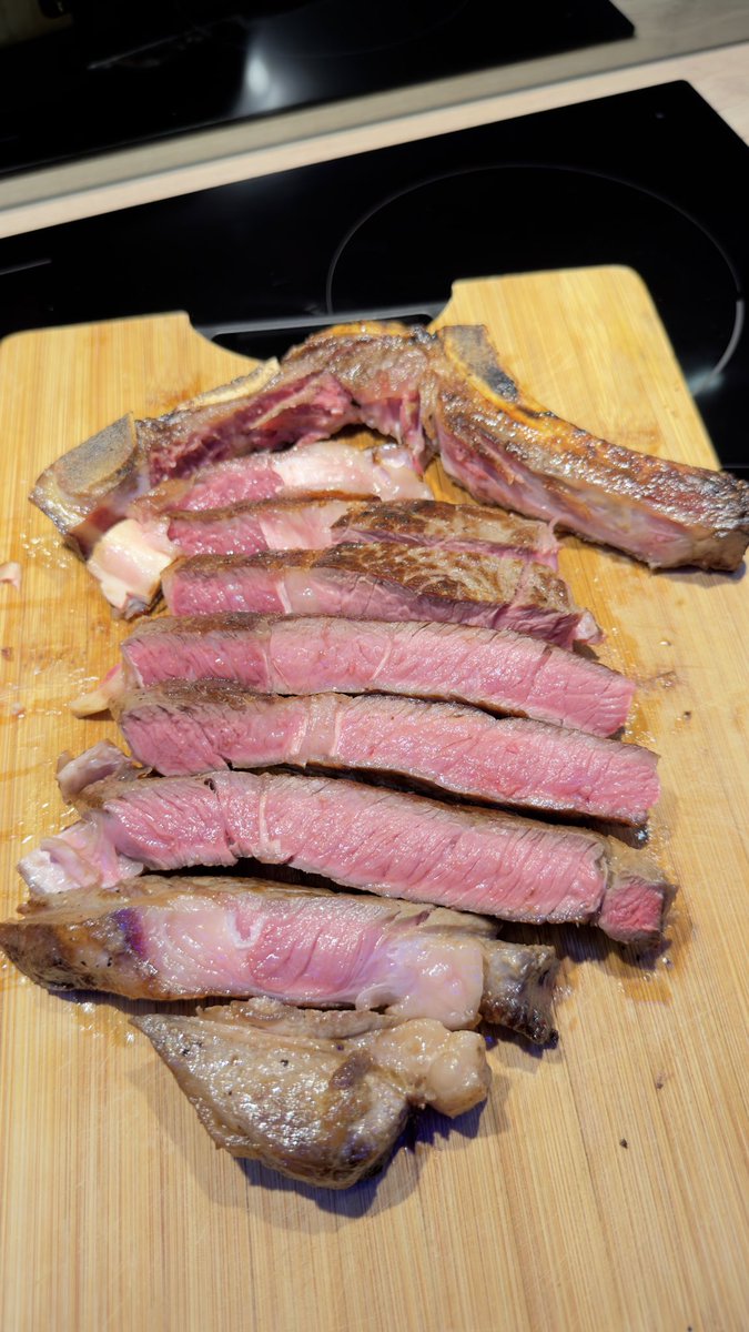 Jeunpelumi's tweet photo. Because it looks pink doesn’t mean it’s not properly cooked. 

Some steaks have been seared and left in the oven to cook for 40 — 60 mins at low temperature. 

Well done kills the whole vibe and juiciness you paid for. https://t.co/0w9EUoxGi4