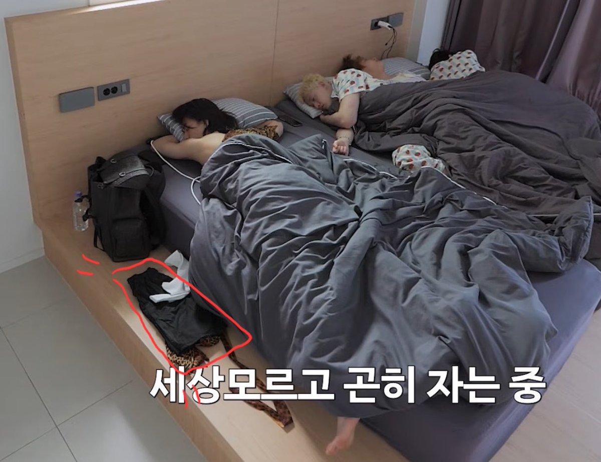 leeyoenyee_'s tweet photo. 아니 잠시만, 바지가..왜...저기에 있어???? https://t.co/qQq32XPDb9